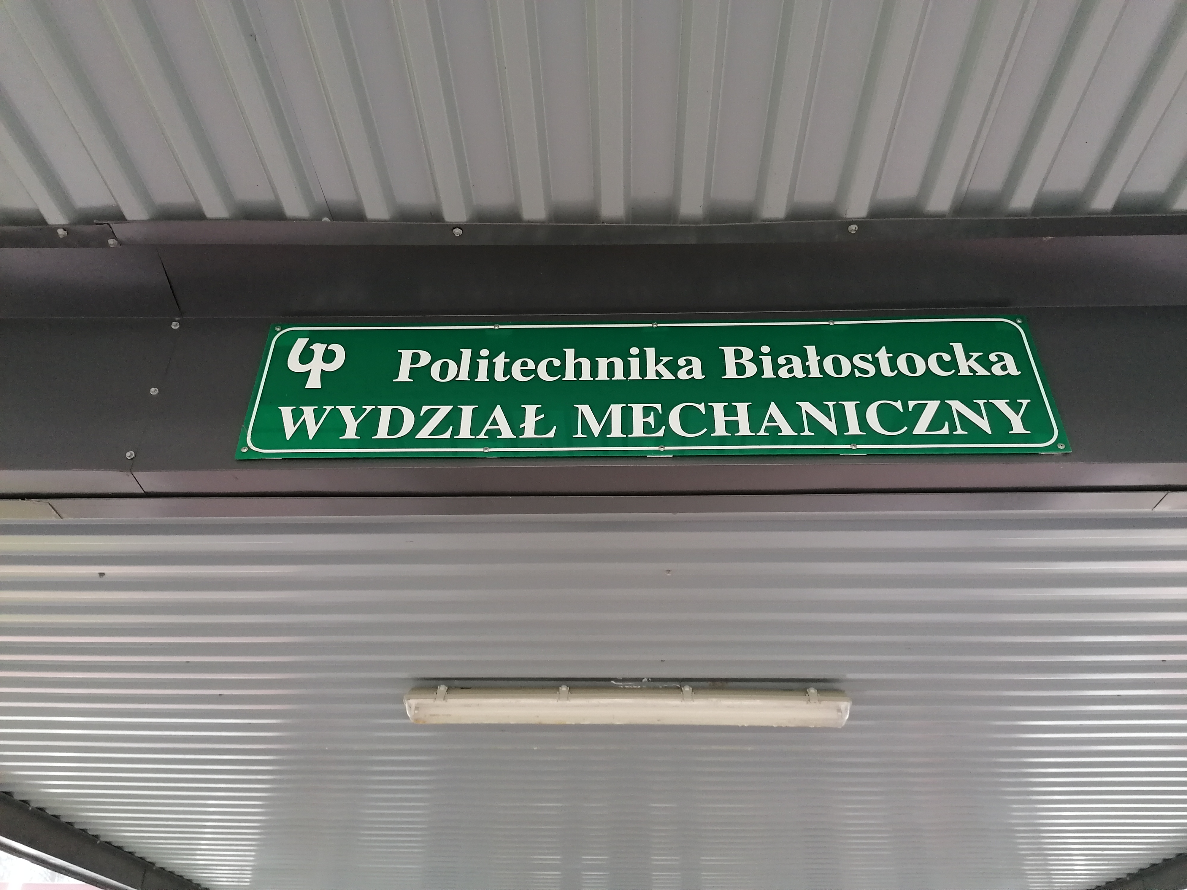 Tabliczka z napisem wydział mechaniczny PB
