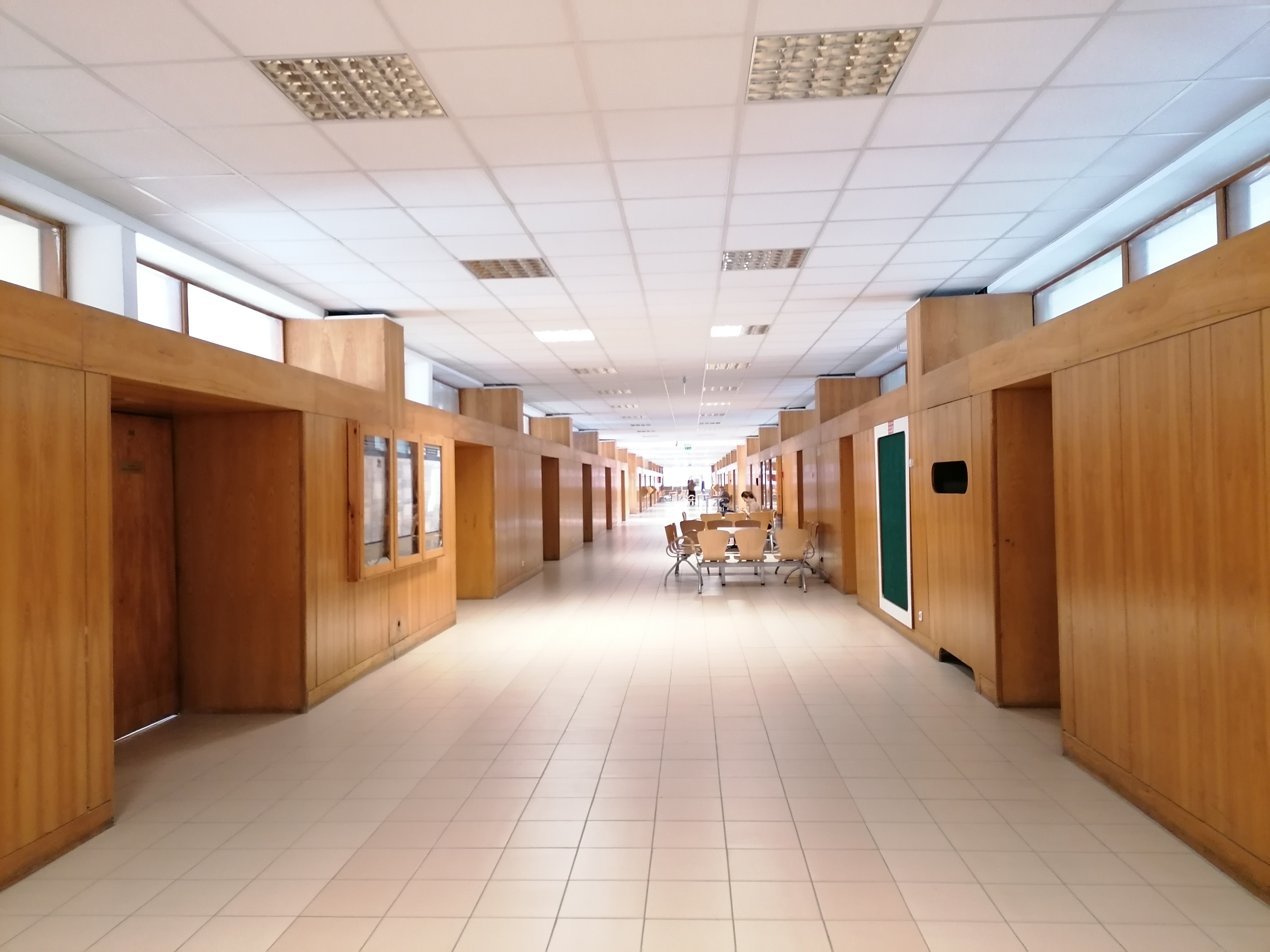 Pusty korytarz uczelni