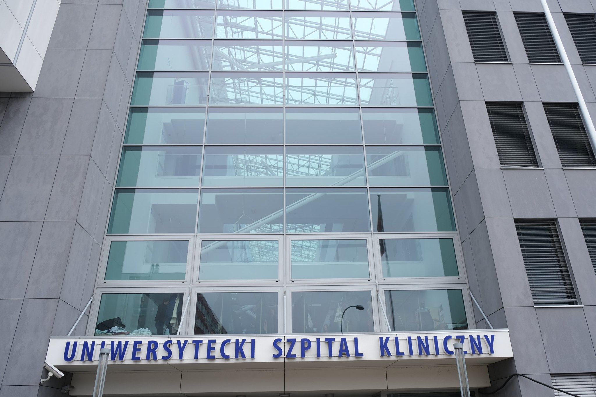 ściana budynku szpitala USK