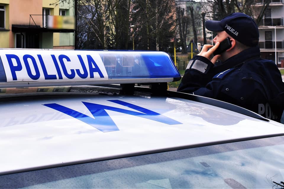 policyjny kogut policjant rozmawiający przez telefron