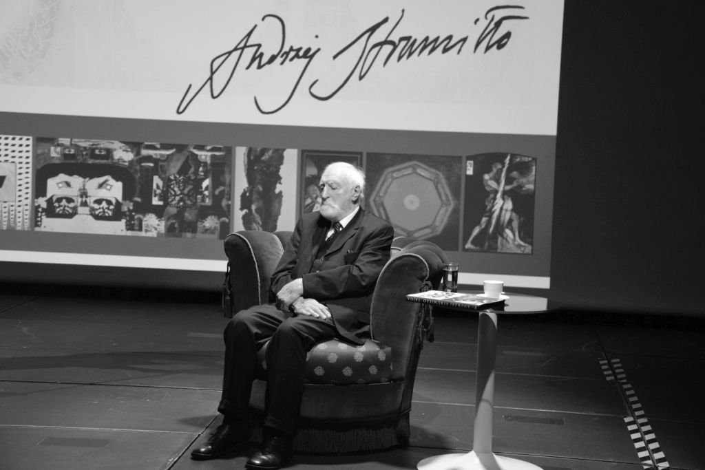 prof. Andrzej Strumiłło siedzi w fotelu