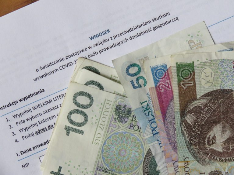 banknoty na dokumentach