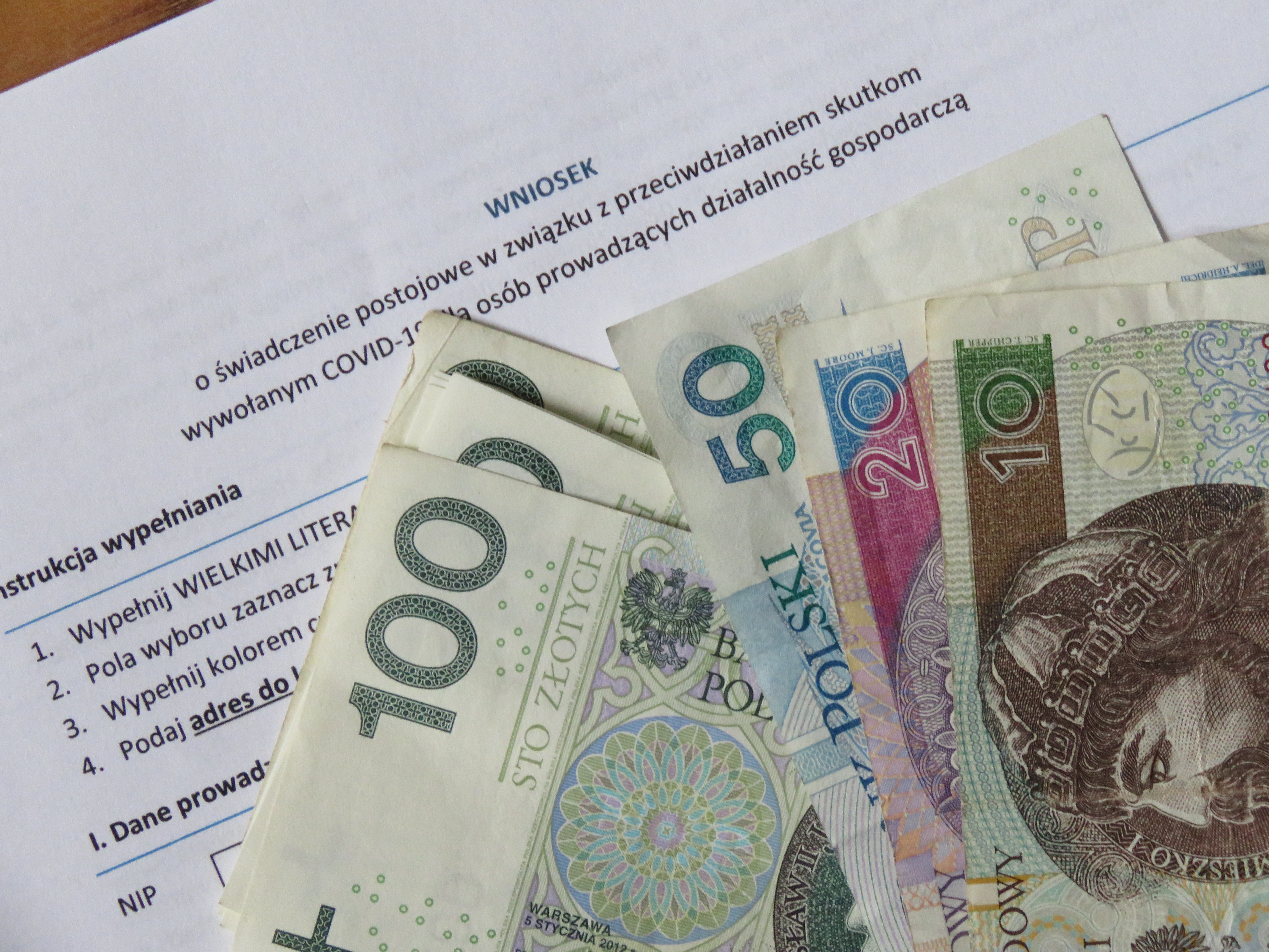 banknoty na dokumentach