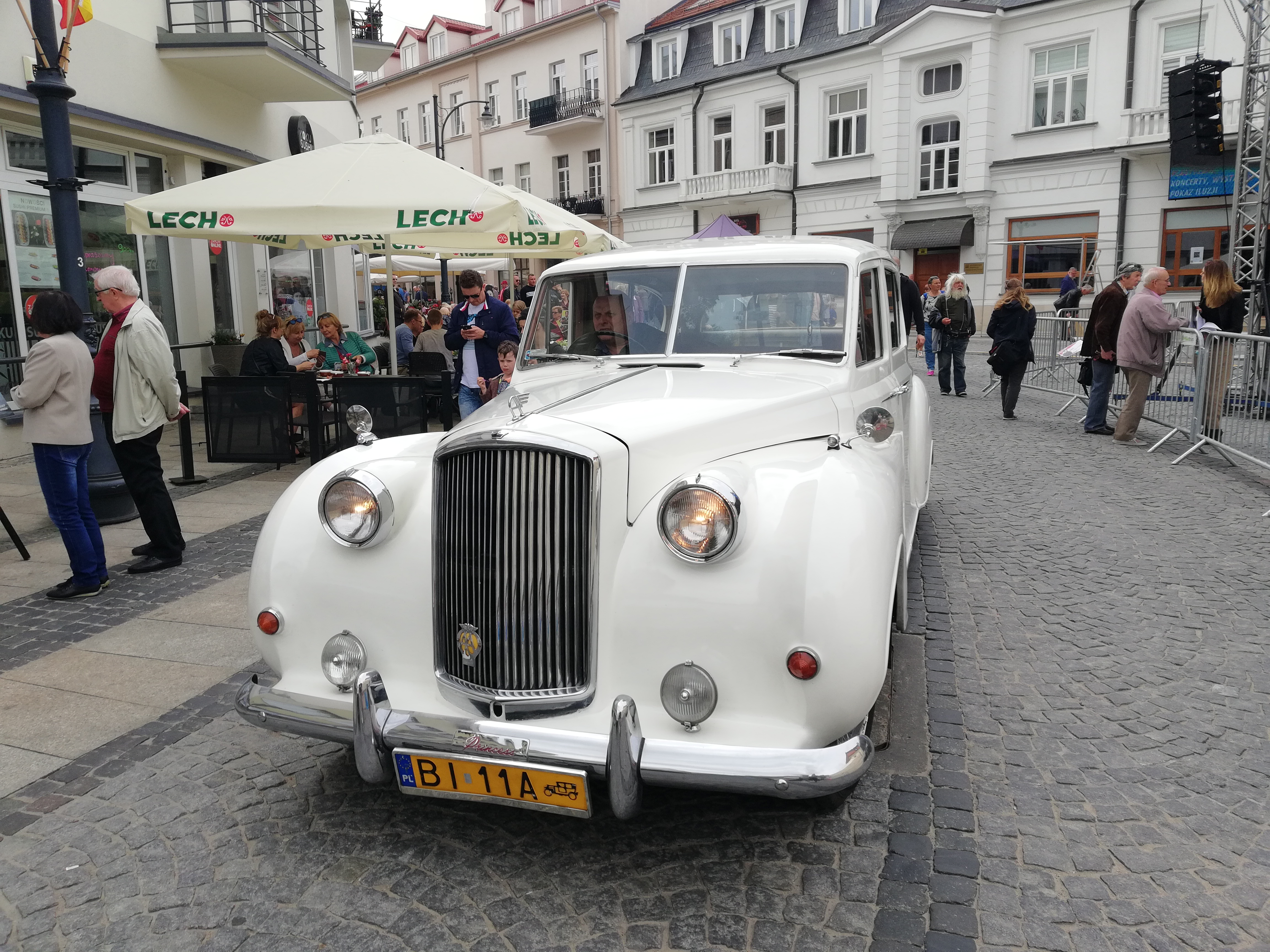 Zabytkowe białe auto stoi zaparkowane na ulicy