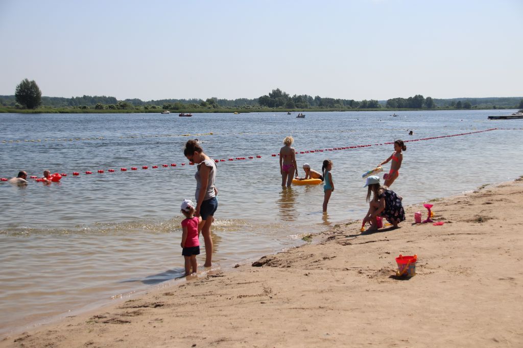 Ludzie na plaży.