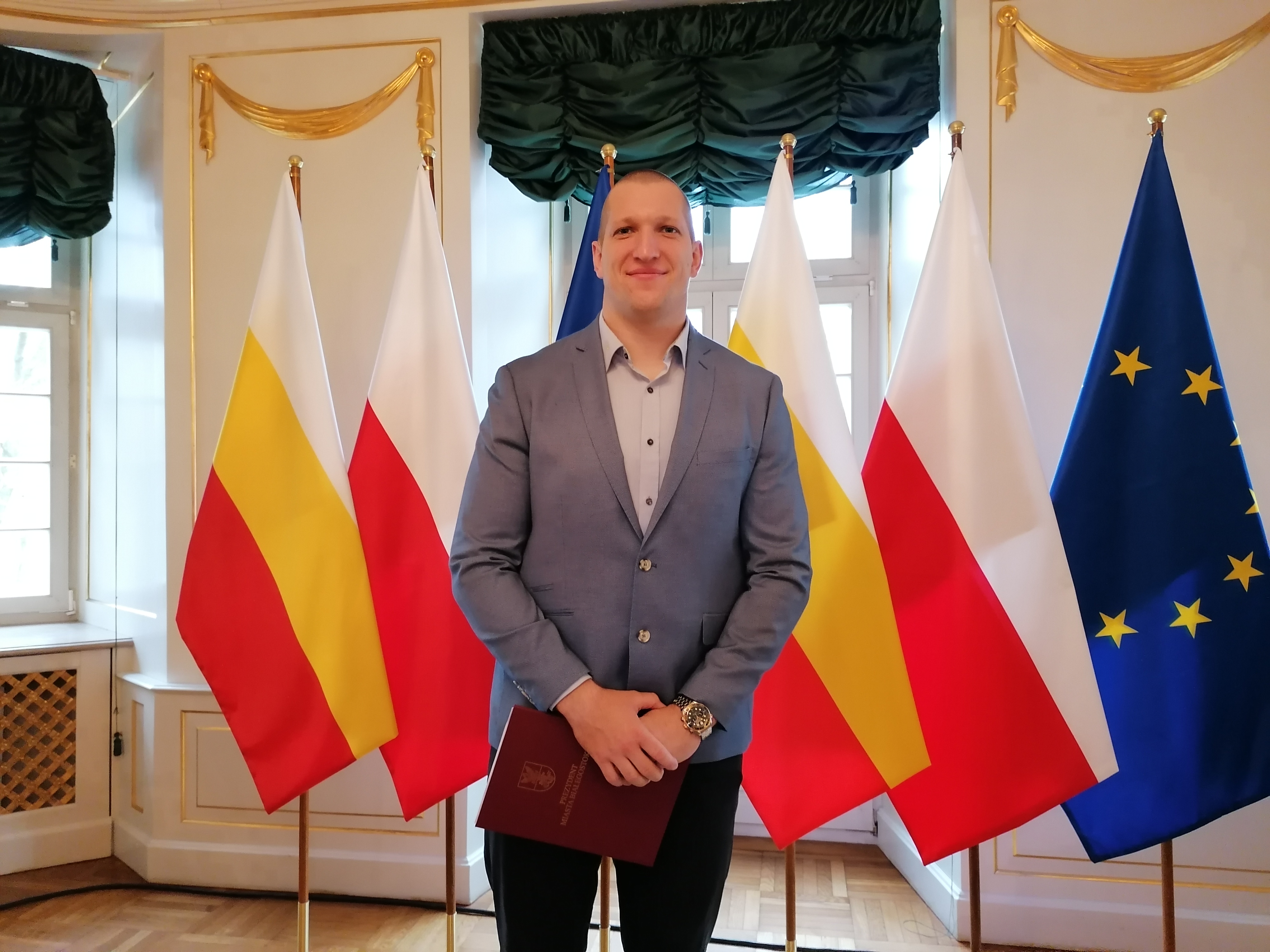Wojciech Nowicki stoi w Pałacyku Gościnnym, gdzie zorganizowano konferencję prasową z udziałem sportowca