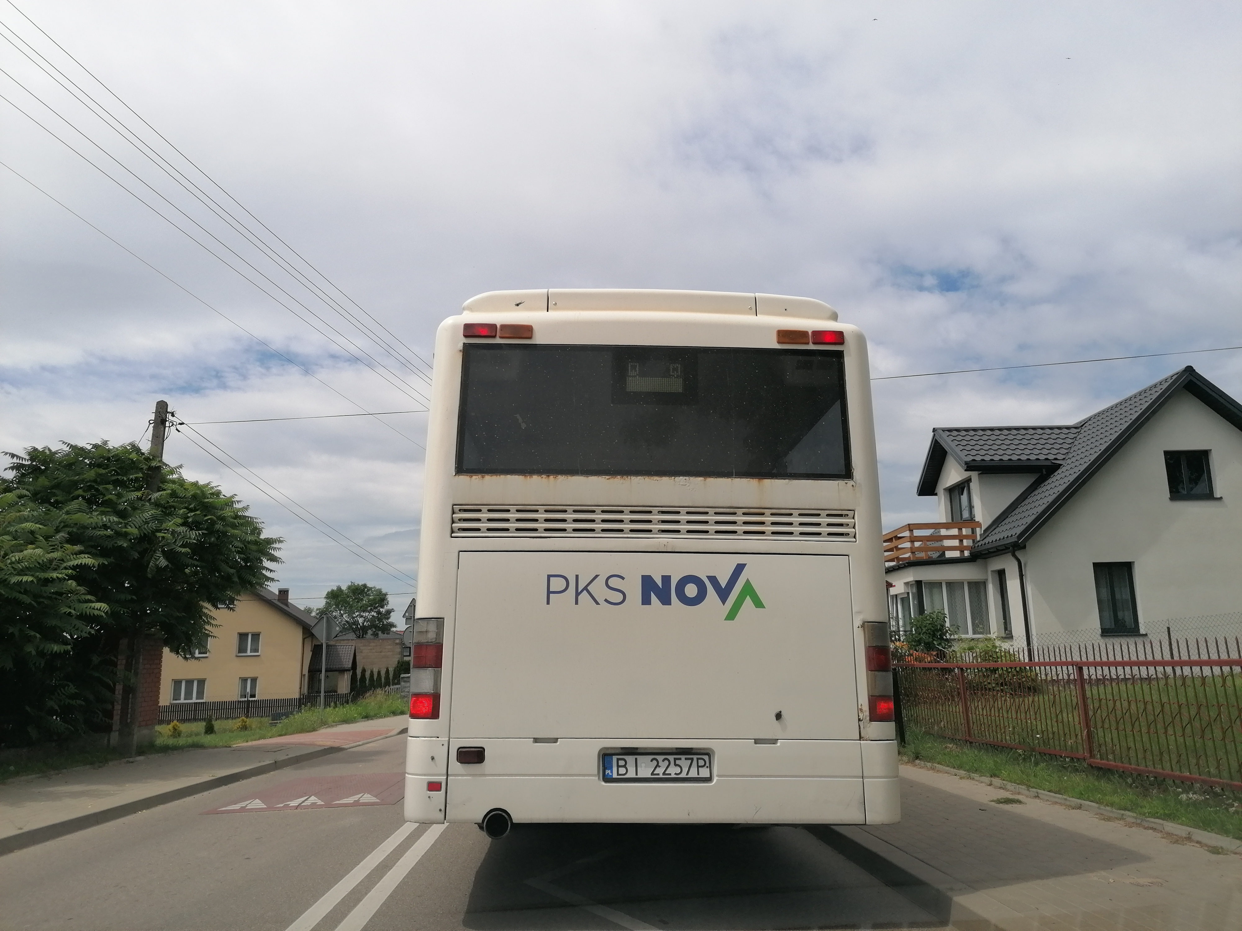 Autobus podmiejski z napisem PKS Nova