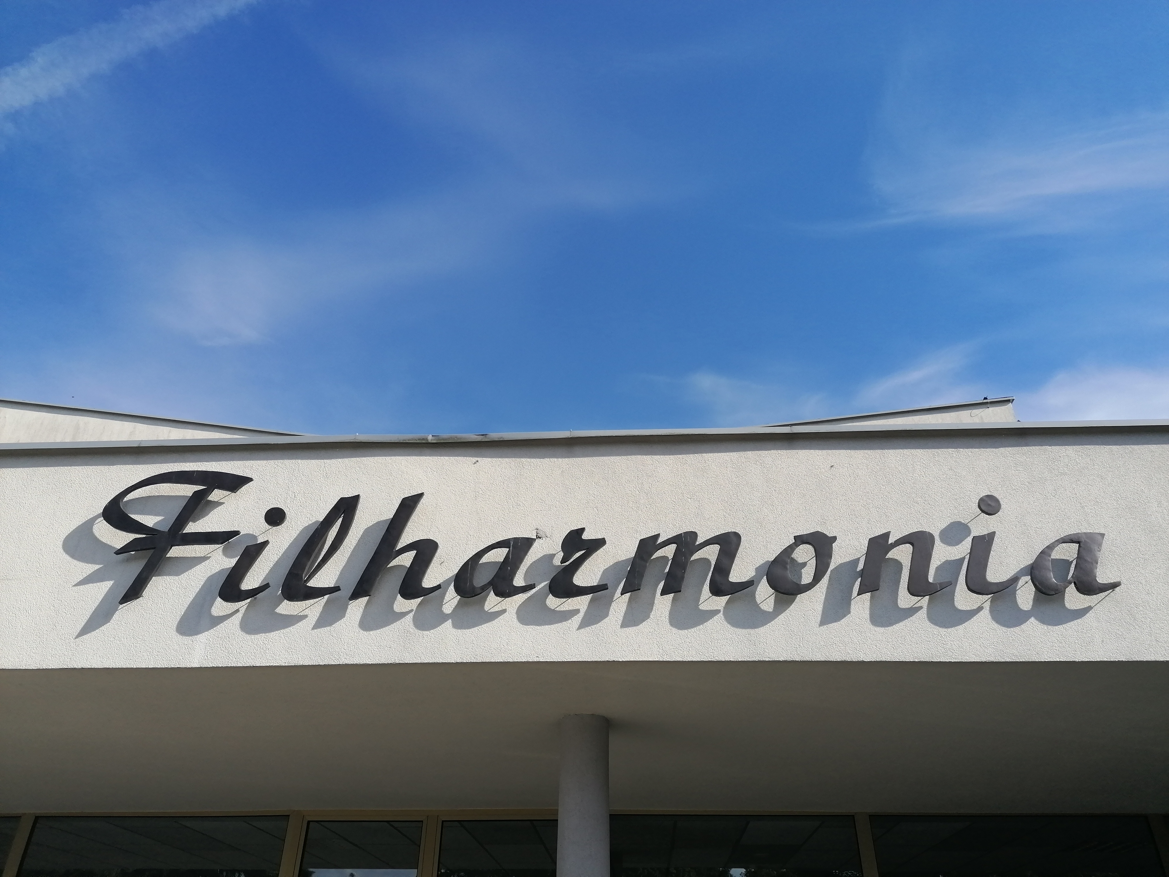 Napis Filharmonia na budynku