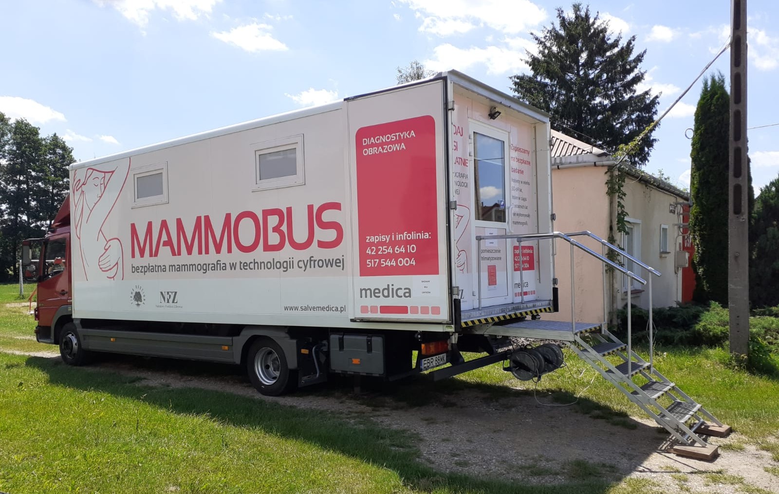Biała naczepa z napisem mammobus