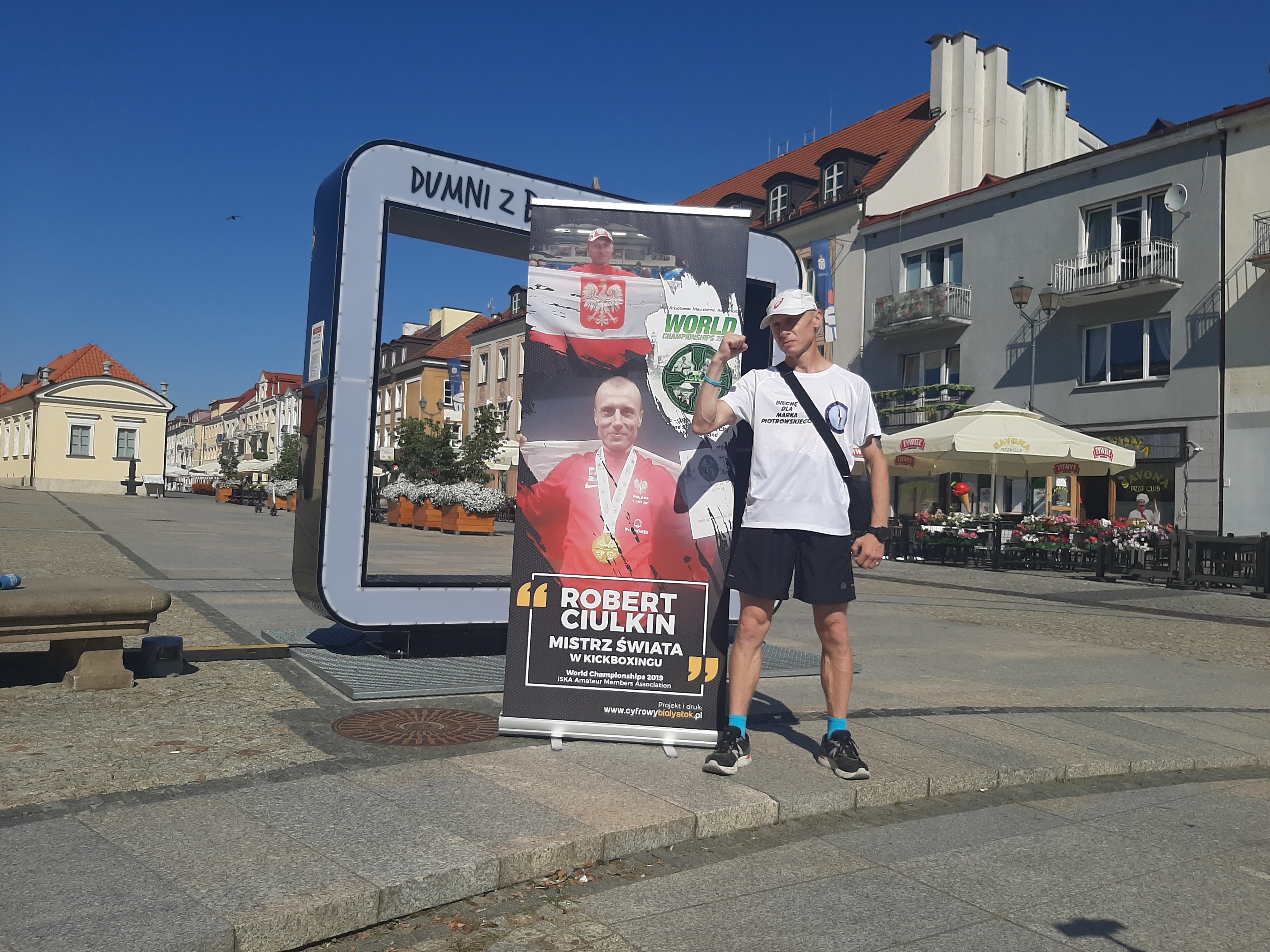 Sportowiec Robert Ciulikn stoi na Rynku Miejskim