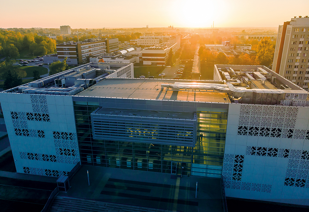 Budynek Centrum Nowoczesnego Kształcenia Politechniki Białostockiej widziany z lotu ptaka na tle zachodzącego słońca