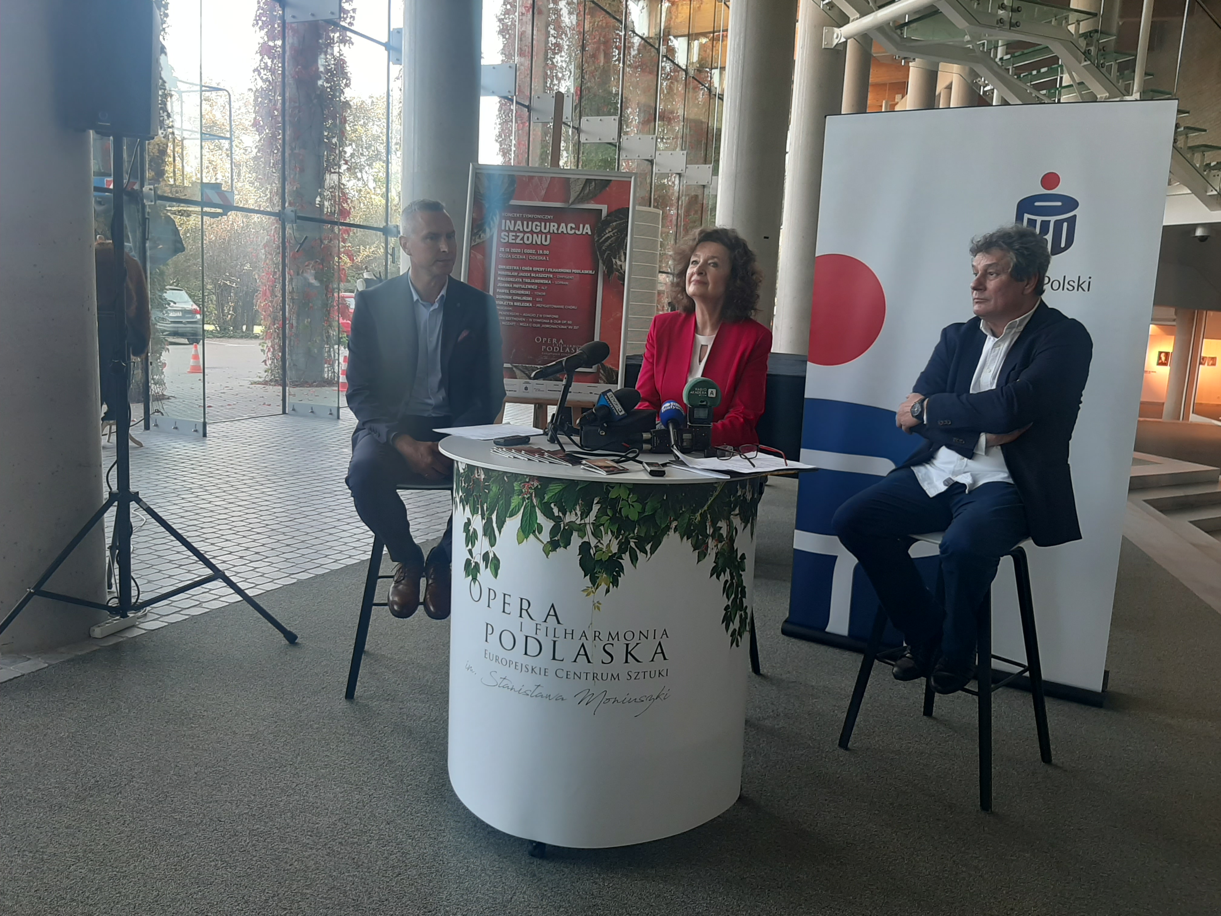 W foyer Opery i Filharmonii Podlaskiej jest ustawiony okrągły stolik przy którym siedzą trzy osoby. Są to m.in. dyrektor Opery prof. Ewa Iżykowska - Lipińska oraz maestro Jacek Błaszczak. Osoby te opowiadają o wydarzeniach zaplanowanych w ramach nowego sezonu artystycznego