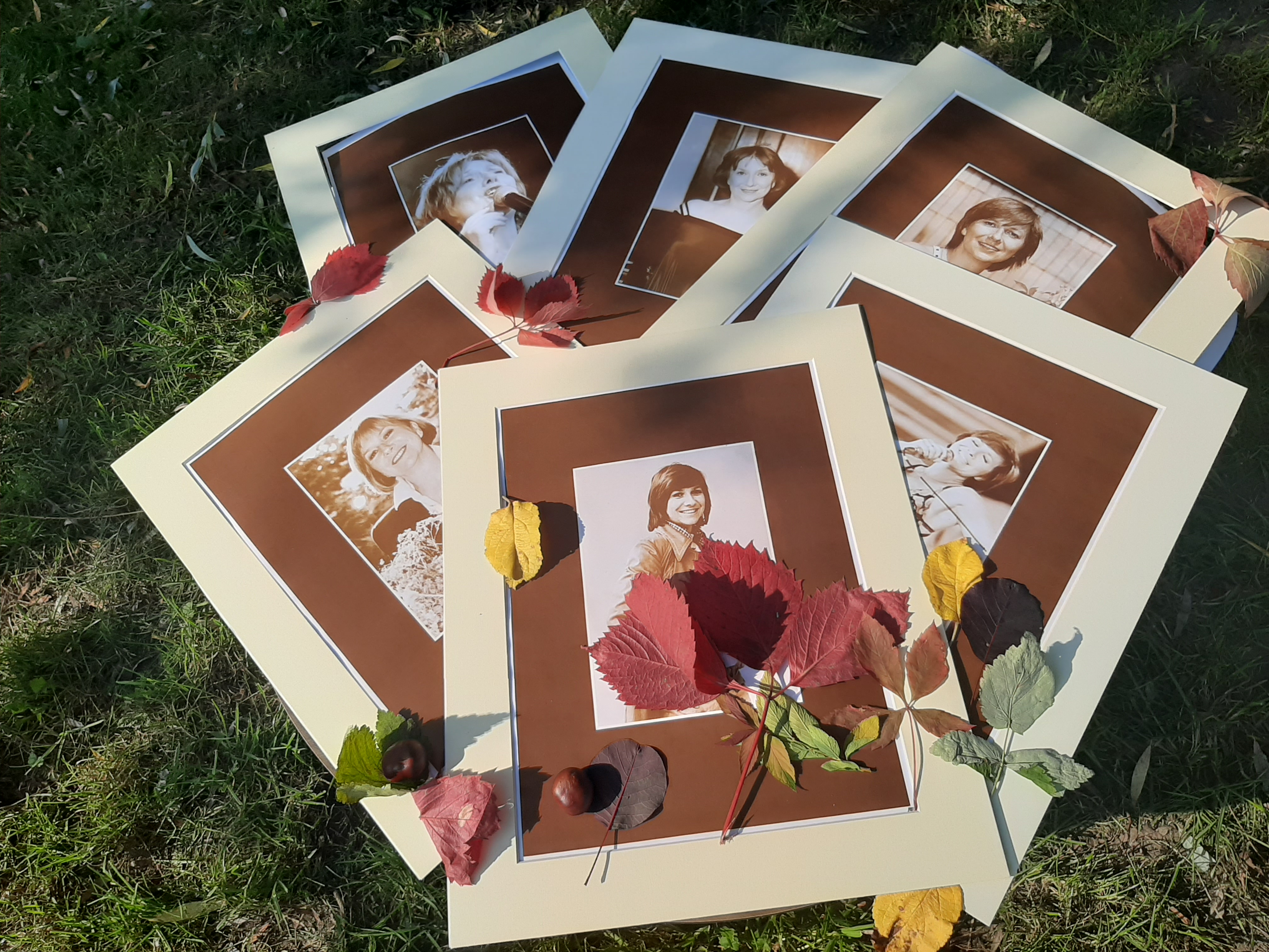 Zdjęcia z wizerunkiem Łucji Prus. Fotografie promują 12. edycję Festiwali Piosenki Literackiej "W żółtych płomieniach liści"