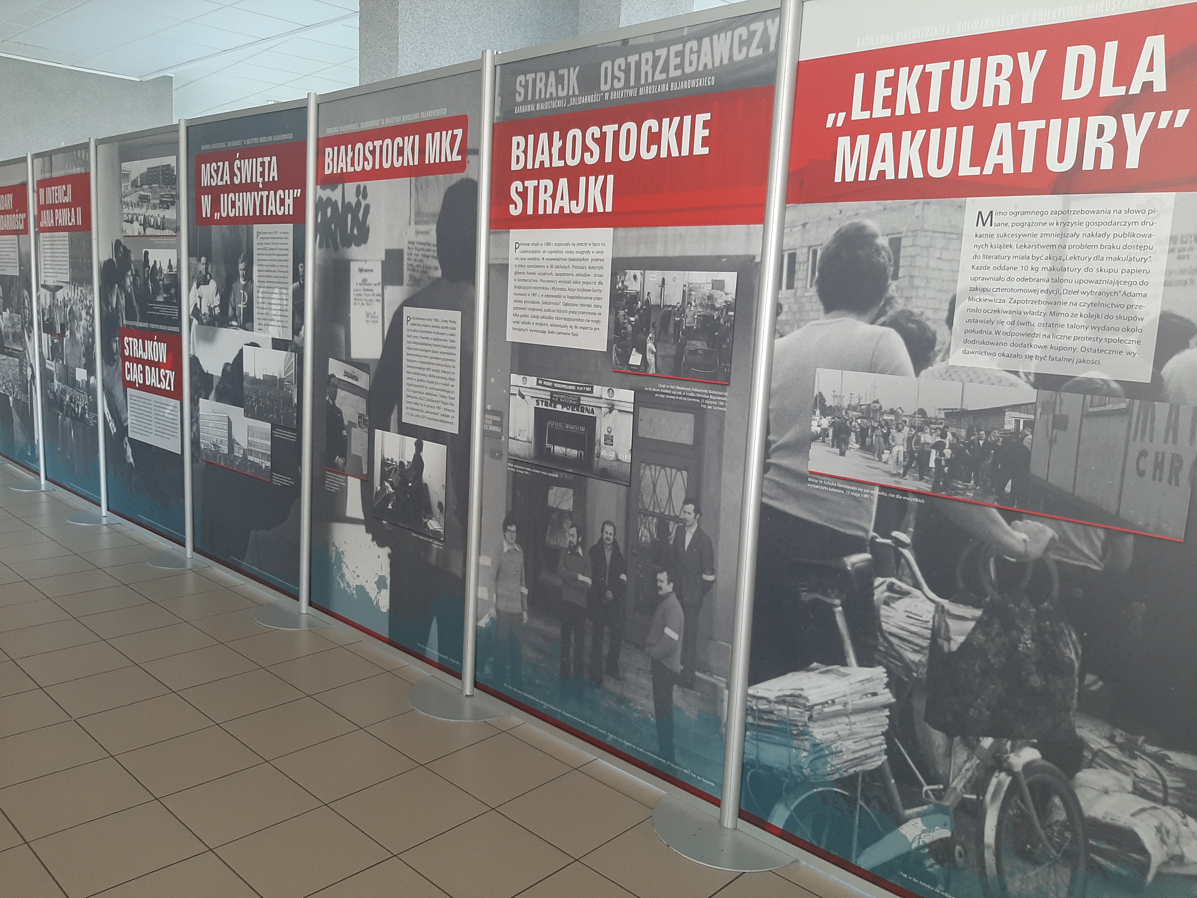 Na korytarzu Wydziału Elektrycznego Politechniki Białostockiej ustawiona jest wystawa zdjęć Mirosława Bujanowskiego Karnawał Białostockiej "Solidarności". Fotografie opowiadają historię i ukazują zmiany, które zaszły w Białymstoku na początku lat 80.