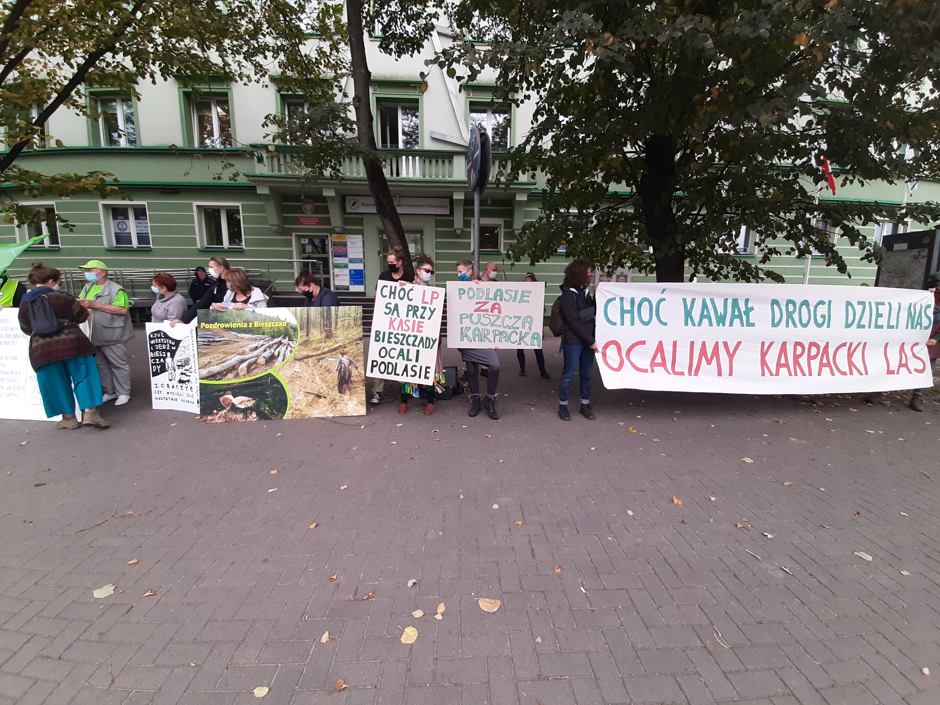 Pikieta przed siedzibą Dyrekcji Lasów Państwowych przy ul. Lipowej 51. Ludzie stoją z transparentami w obronie Bieszczad
