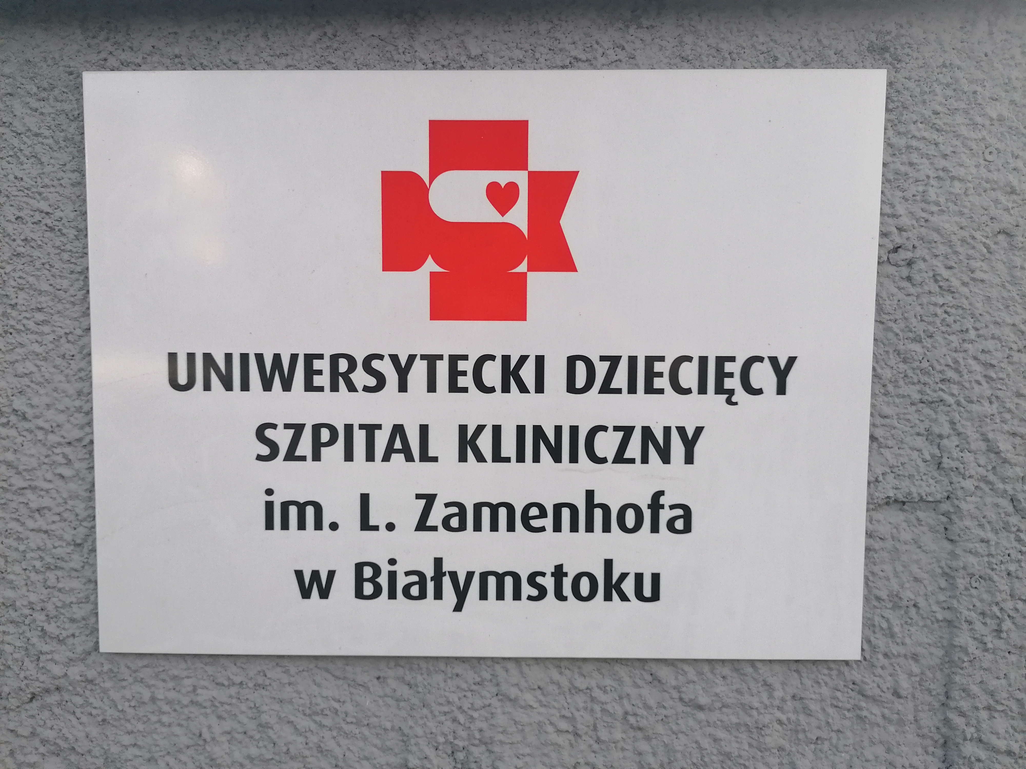 Tabliczka na budynku szpitala