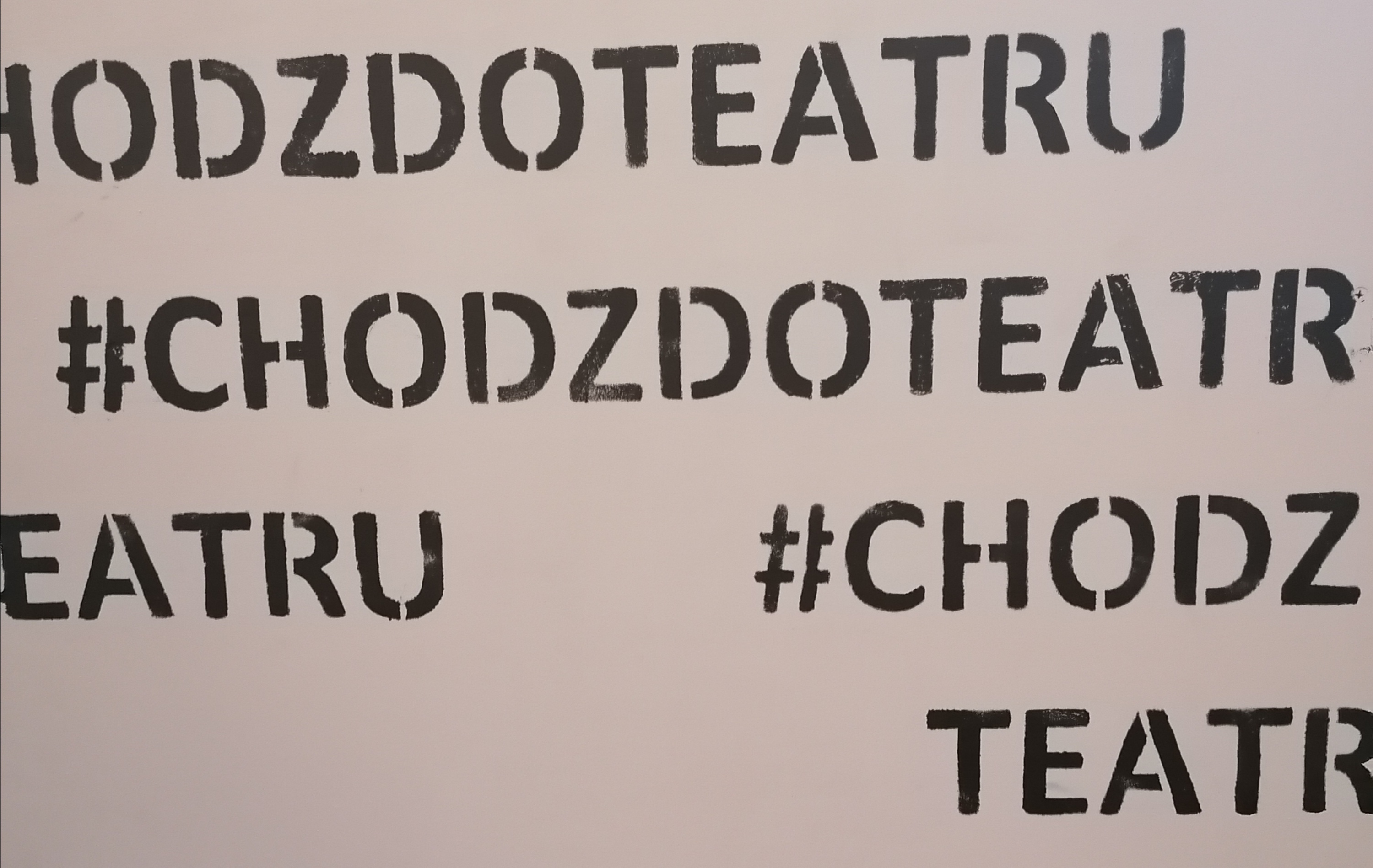 Baner z napisem chodź do teatru