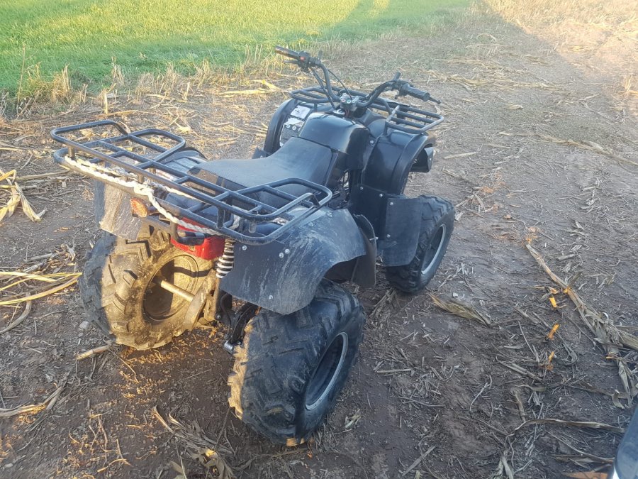 Quad stoi na drodze gruntowej.