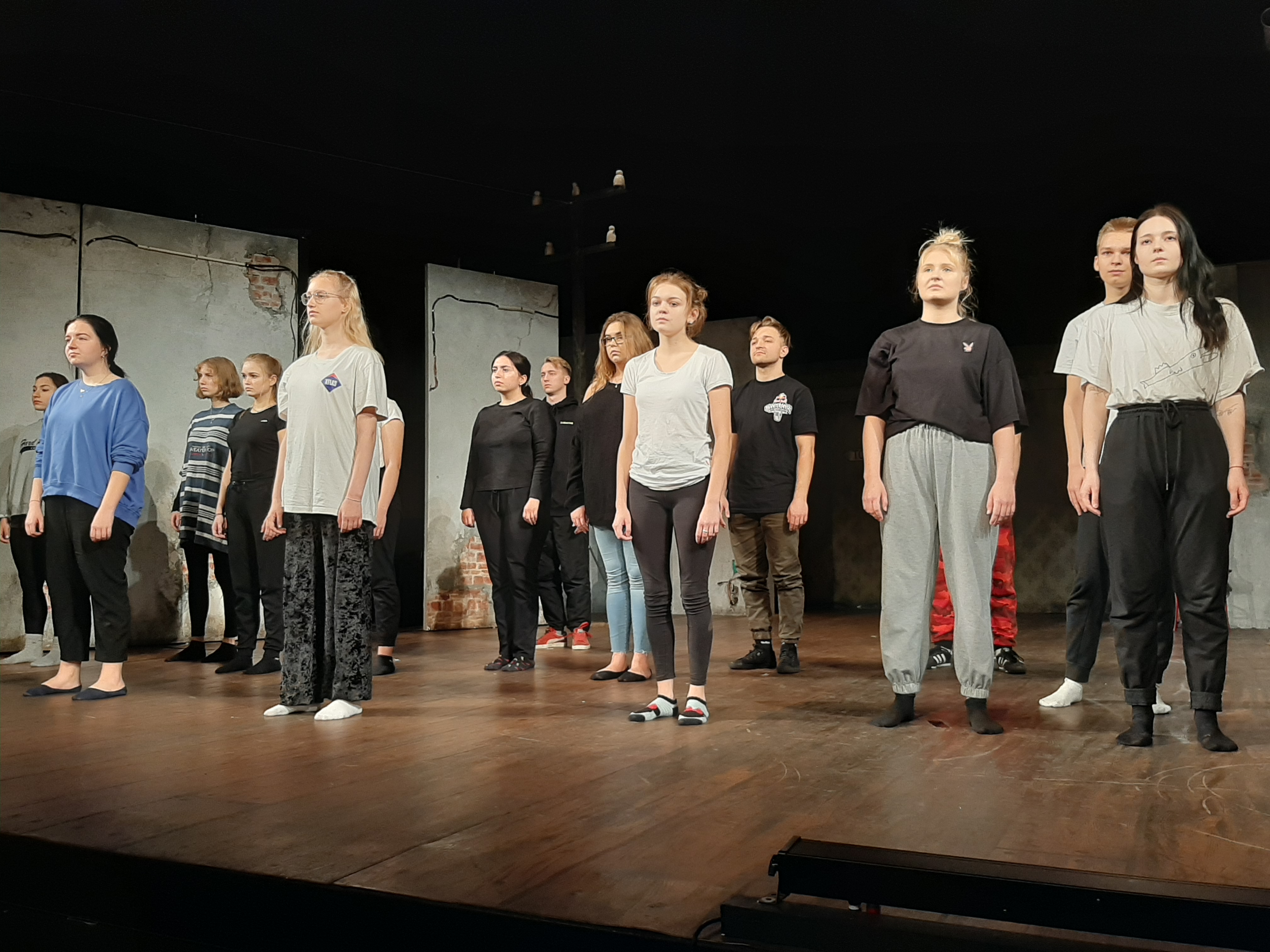 Na scenie Teatru Dramatycznego w Białymstoku stoi kilkanaście młodych osób