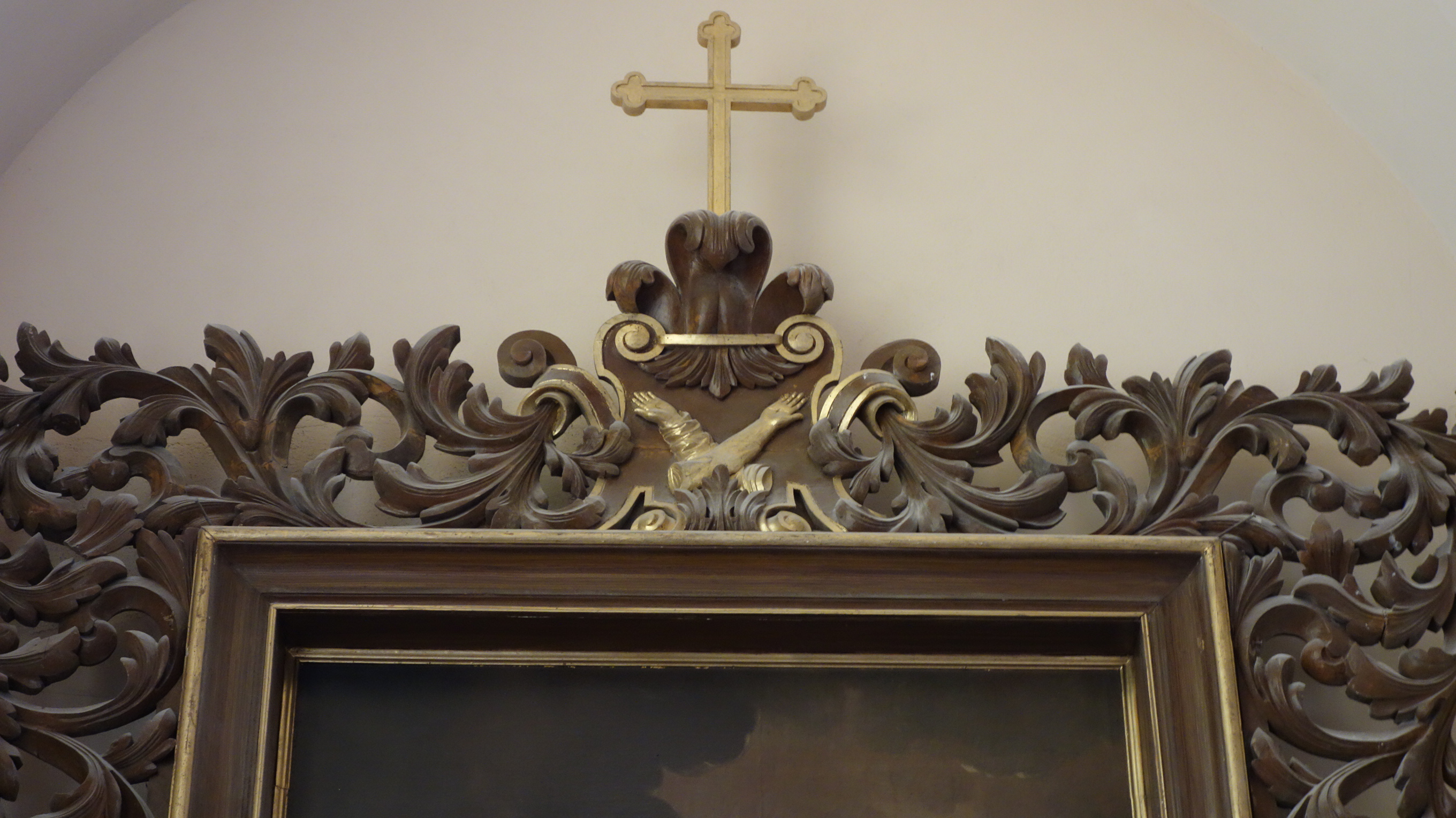 Ornament - drewniana i rzeźbiona wić akantowa okalająca ramę obrazu "Stygmatyzacja św. Franciszka z Asyżu".