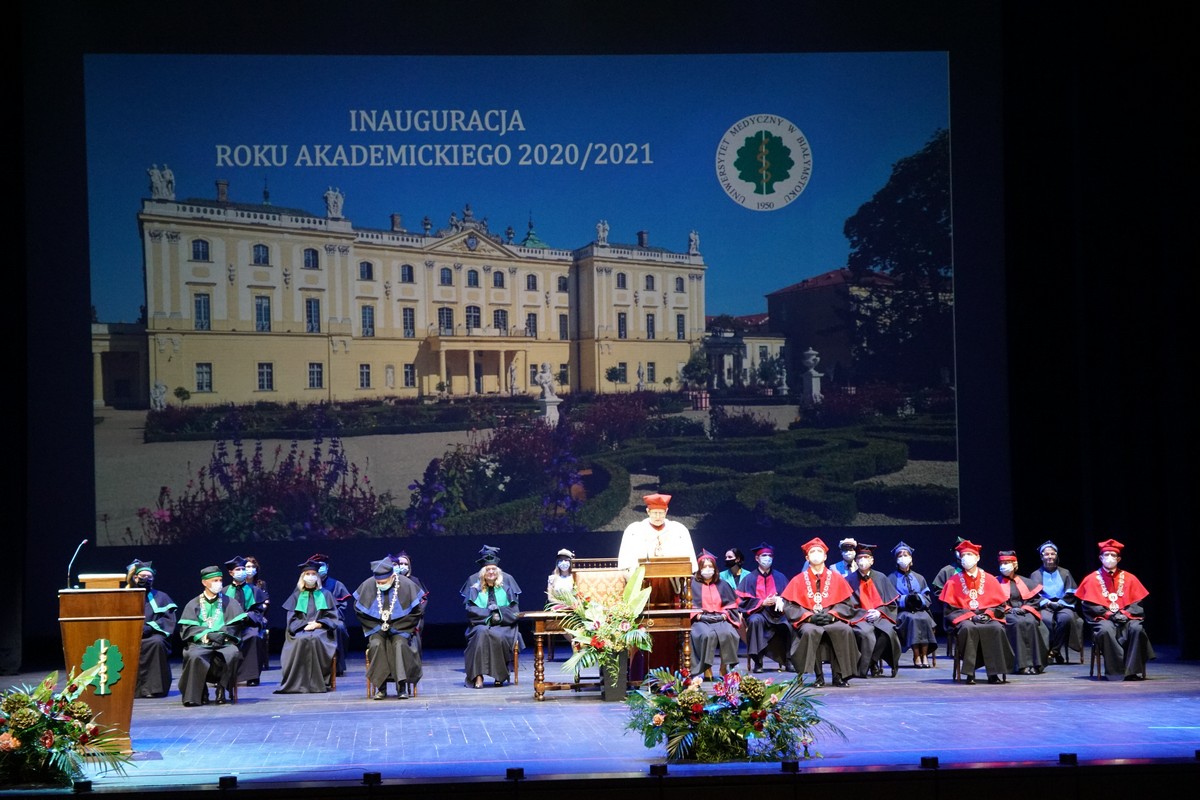 Inauguracja nowego roku akademickiego na białostockim uniwersytecie medycznym. Na scenie podlaskiej opery siedzą na krzesłach członkowie senatu uczelni, z rektorem UMB na czele.
