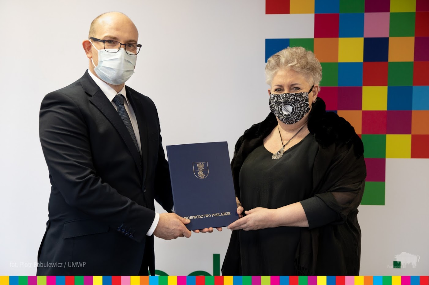 Marszałek Kosicki wręcza prof. Violetcie Bieleckiej akt powołania na p.o. dyrektora OiFP