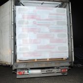 Tir wypełniony kartonami, w którycvh ukryto papierosy bez polskiej akcyzy.