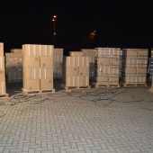 Tir wypełniony kartonami, w którycvh ukryto papierosy bez polskiej akcyzy.