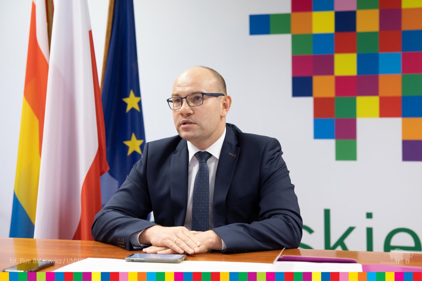 Marszałek Artur Kosicki siedzący za biurkiem