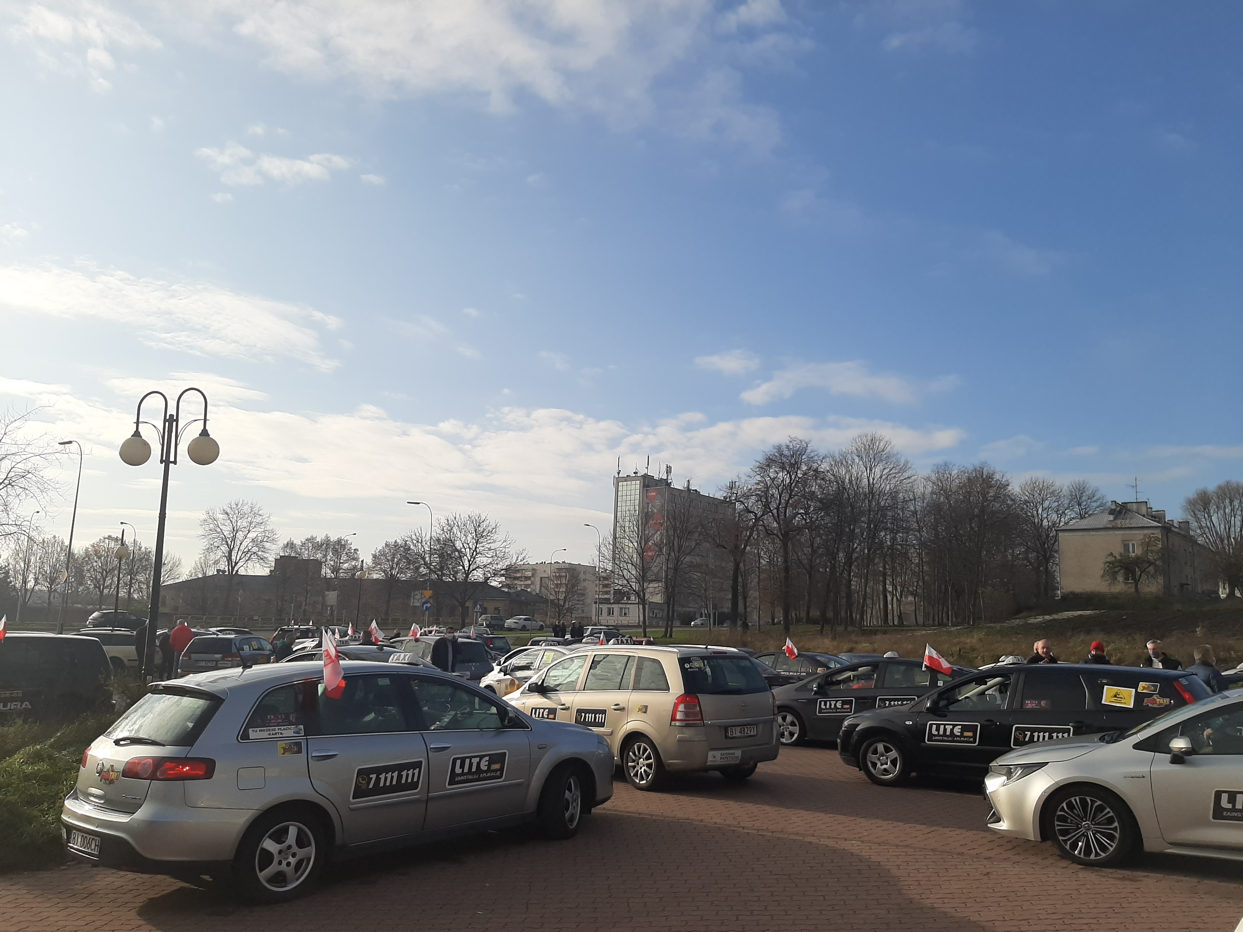 Parking na skrzyżowaniu Jana Pawła II i Konstytucji 3 - maja stoi kilkadziesiąt taksówek, które przygotowują się do strajku