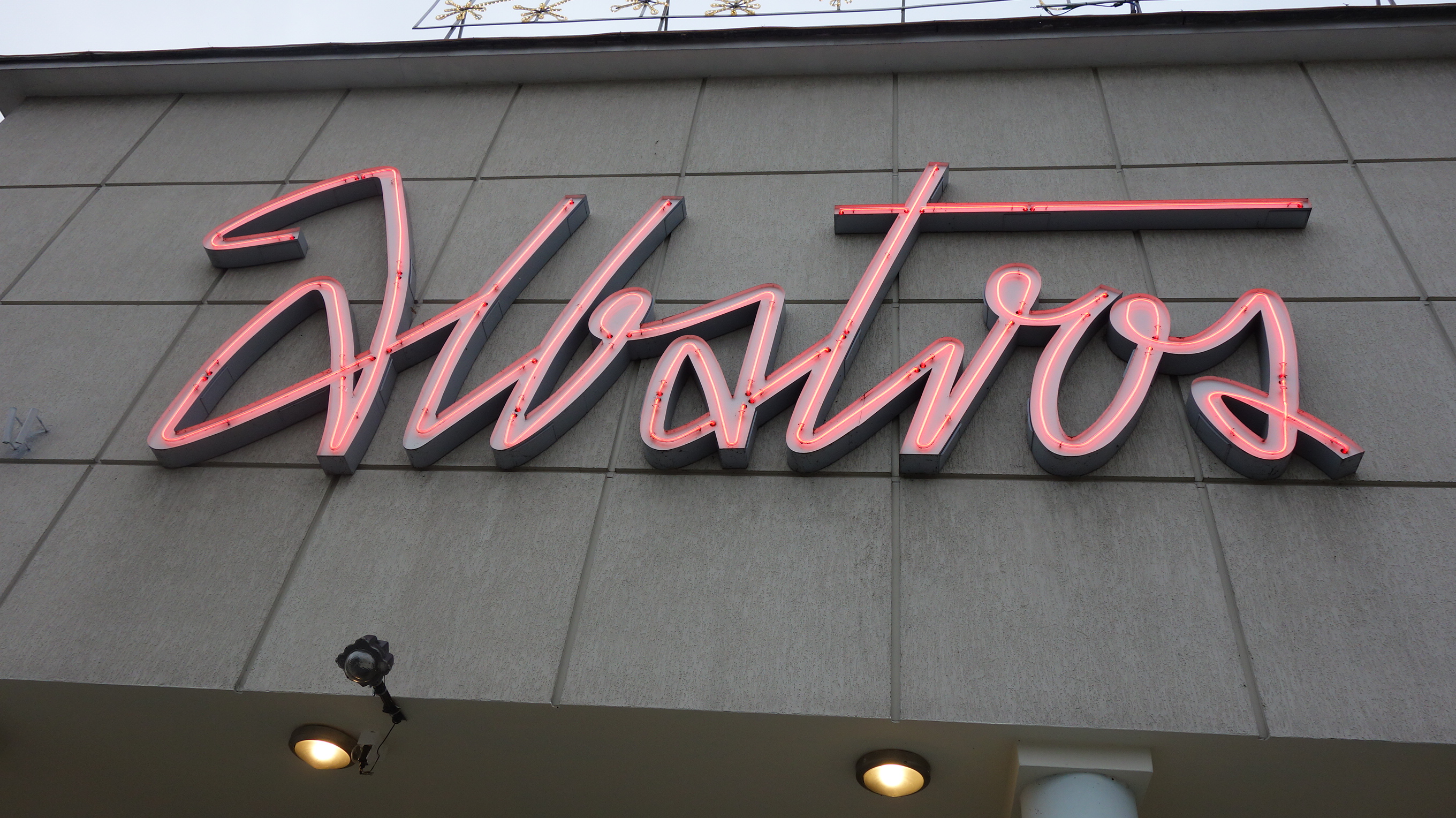 Różowy neon albatros w Augustowie