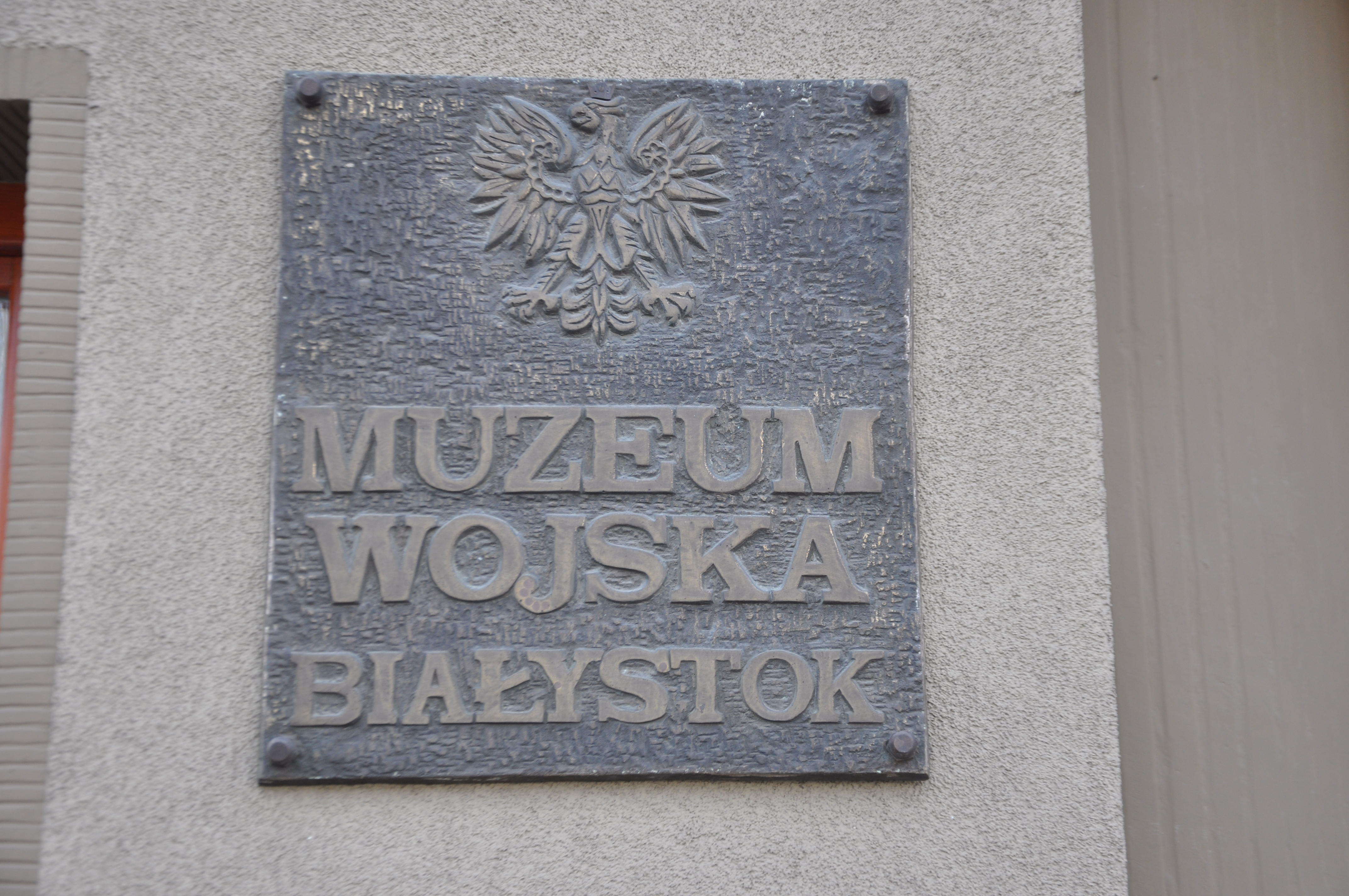 tablica z napisem Muzeum Wojska Białystok