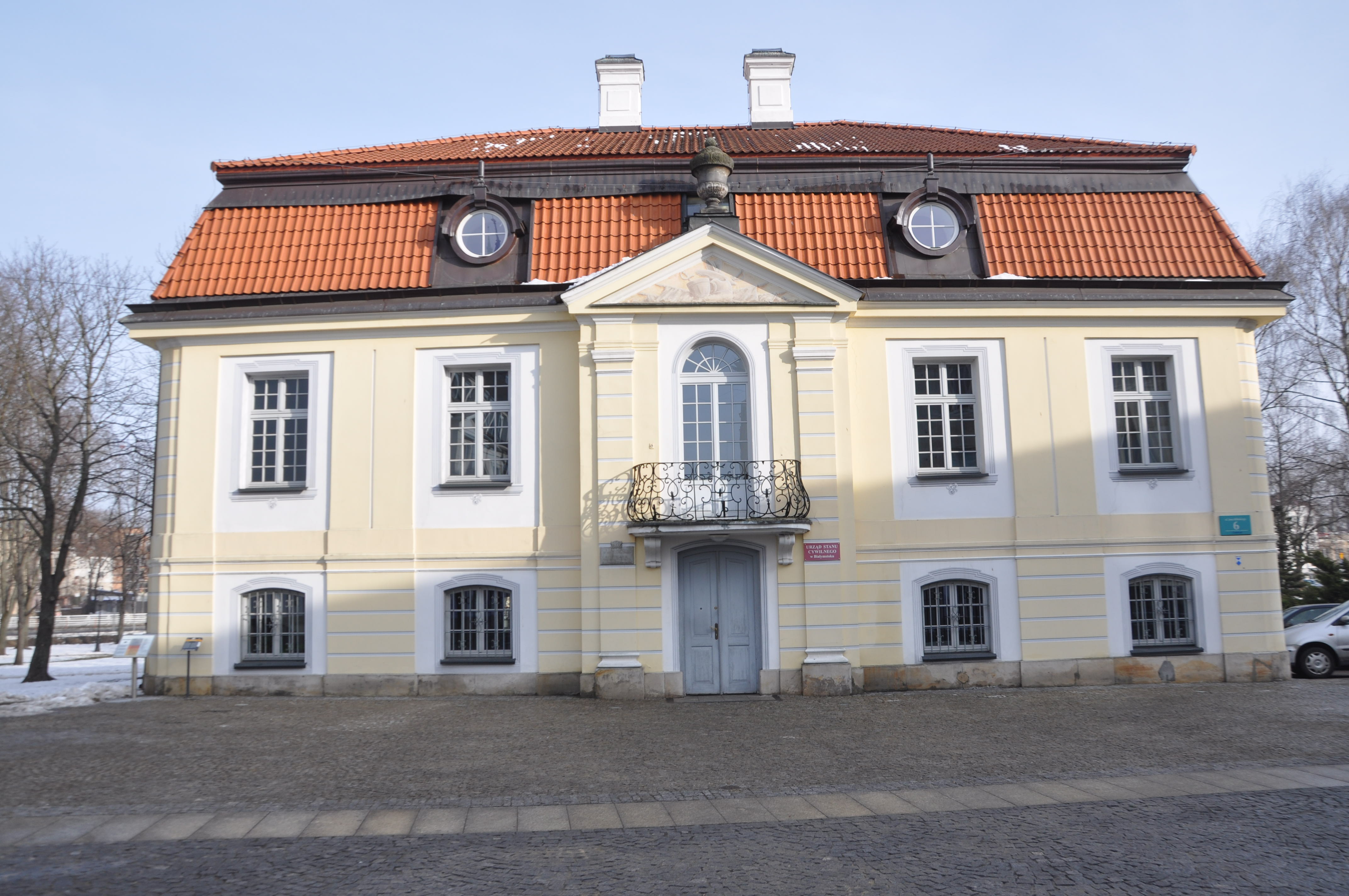Zabytkowy budynek Pałacyk Gościnny