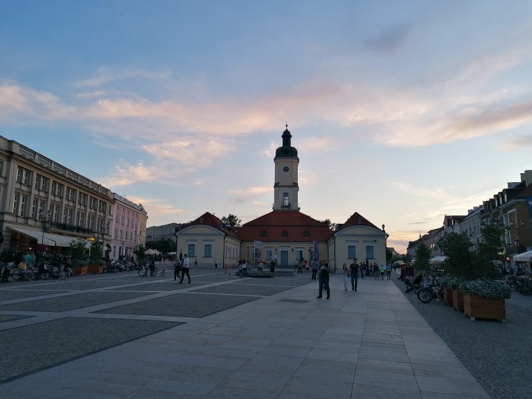 Centrum miasta, w tle ratusz