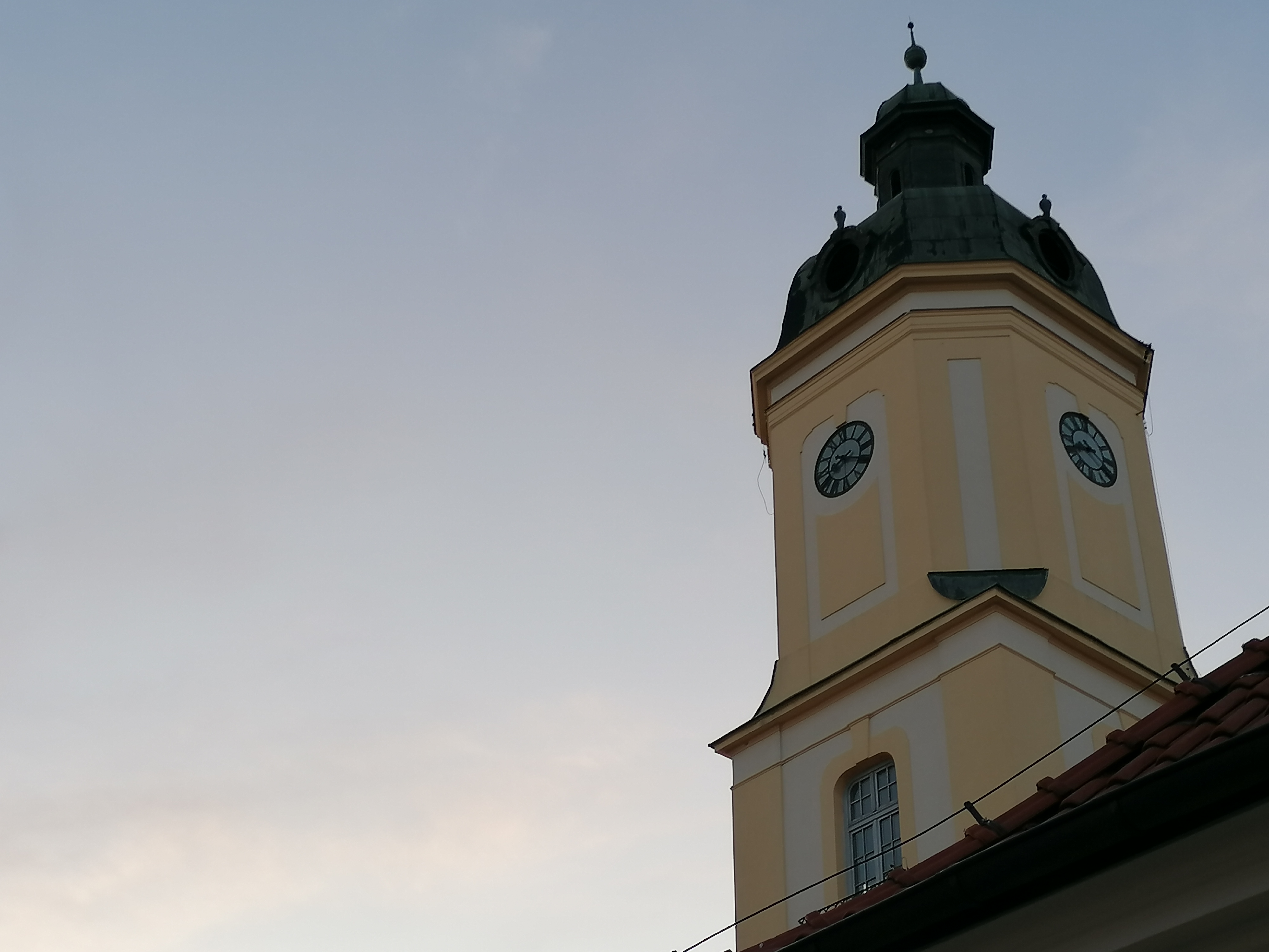 Białostocki ratusz na tle nieba
