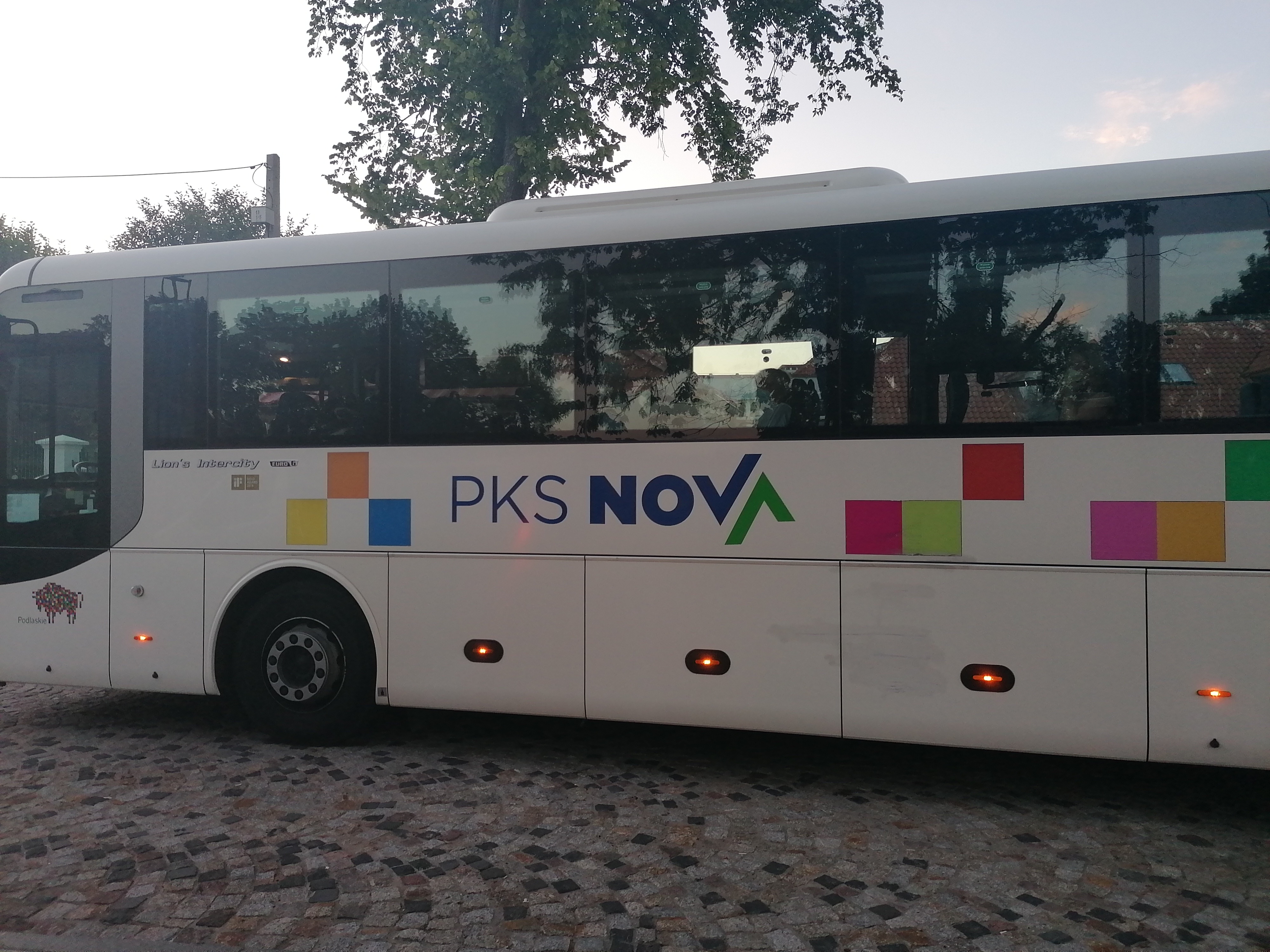 Autobus z logo PKS Nova