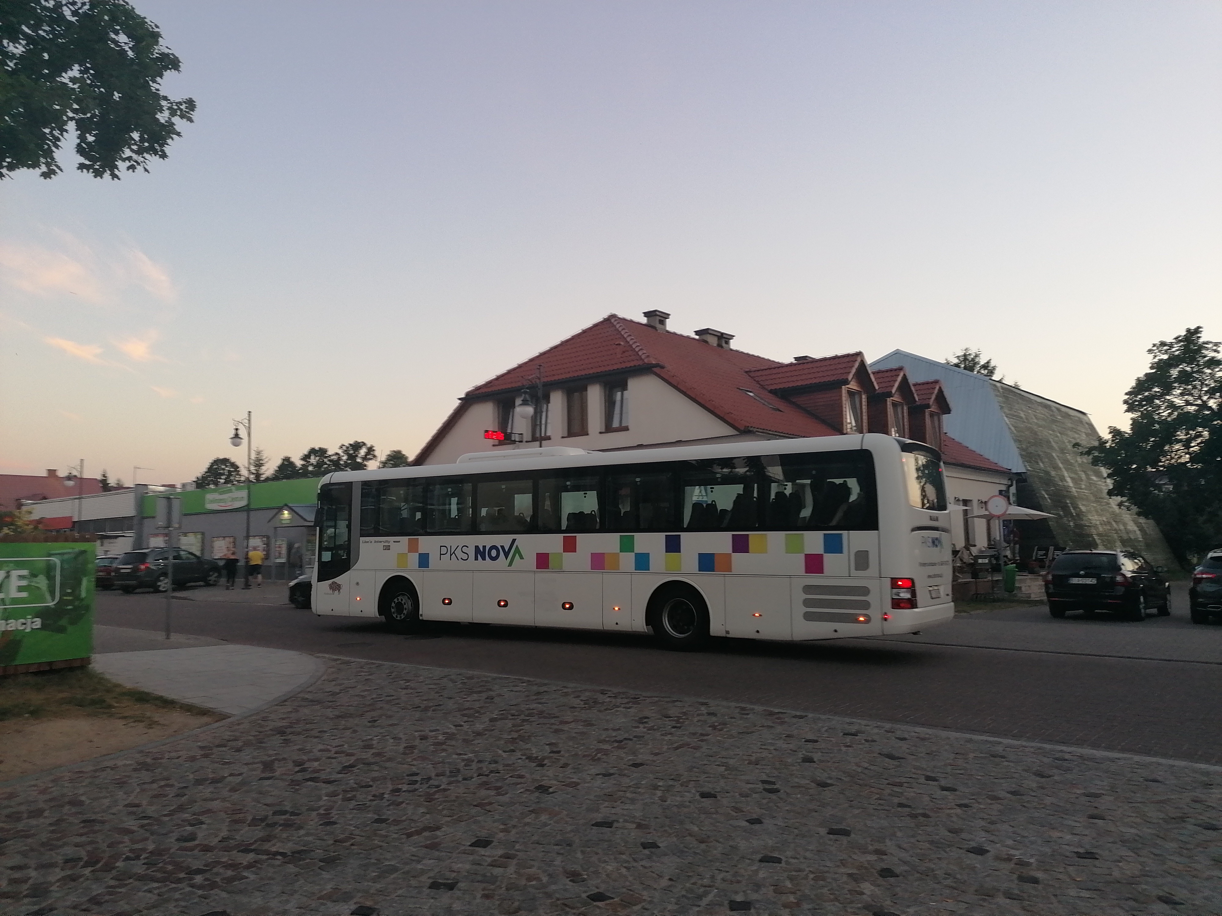Autobus stoi zaparkowany na rynku w Supraślu