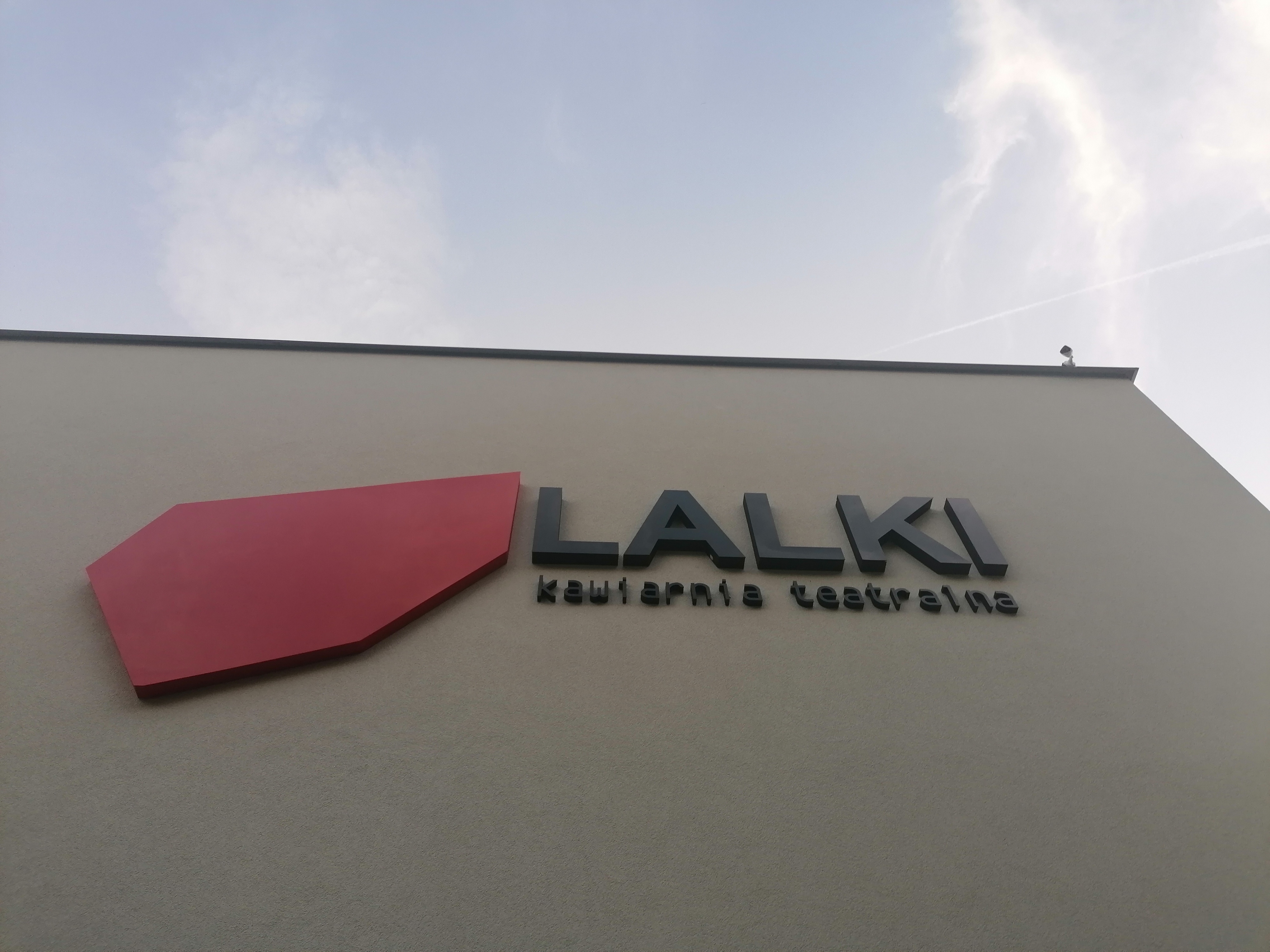Napis Kawiarnia Teatralna Lalki na ścianie budynku