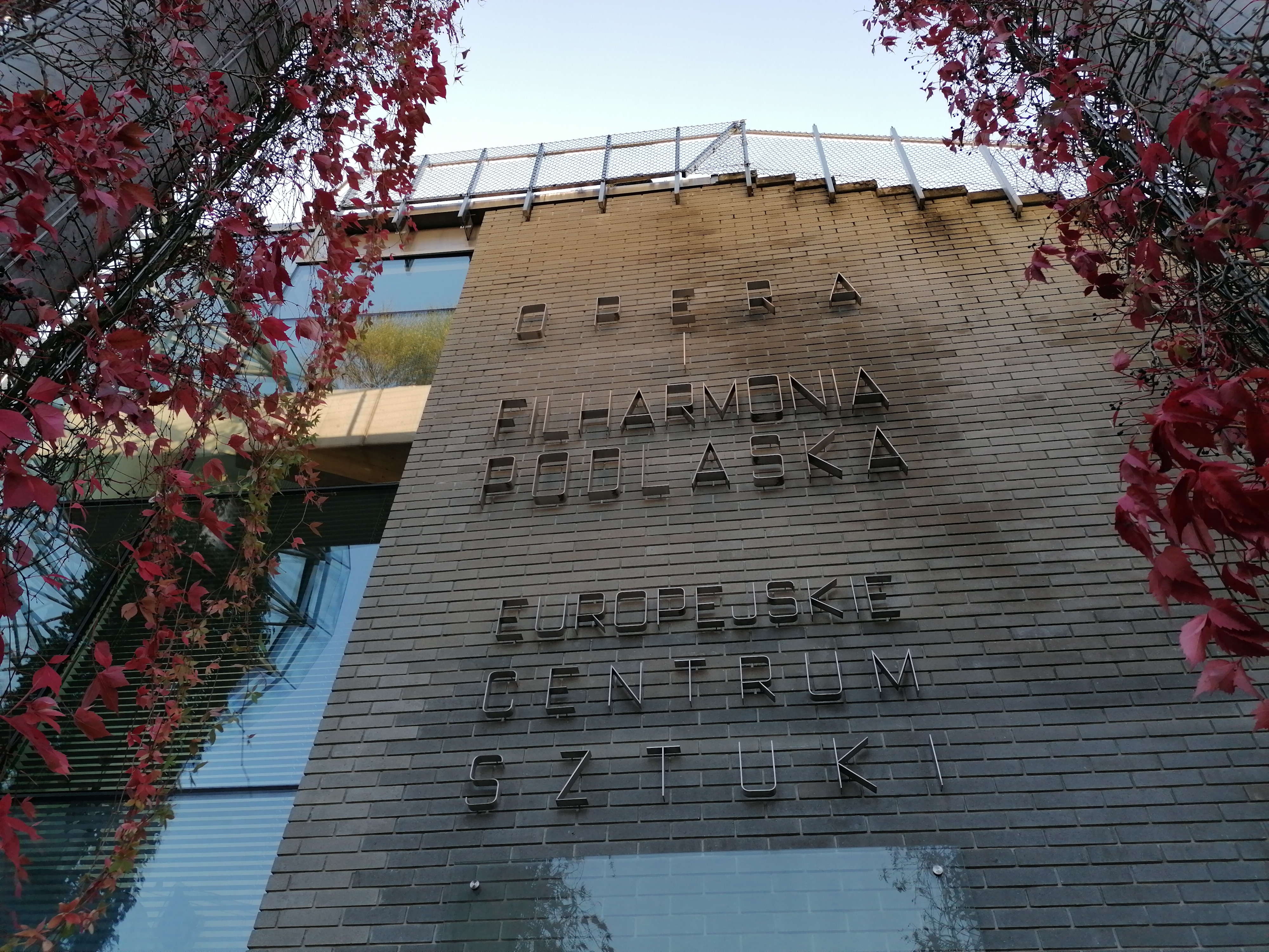 Ściana budynku podlaskiej opery, na której umieszczono napis Opera i Filharmonia Podlaska Europejskie Centrum Sztuki