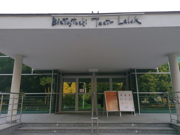 Wejście do budynku Białostockiego Teatru Lalek.