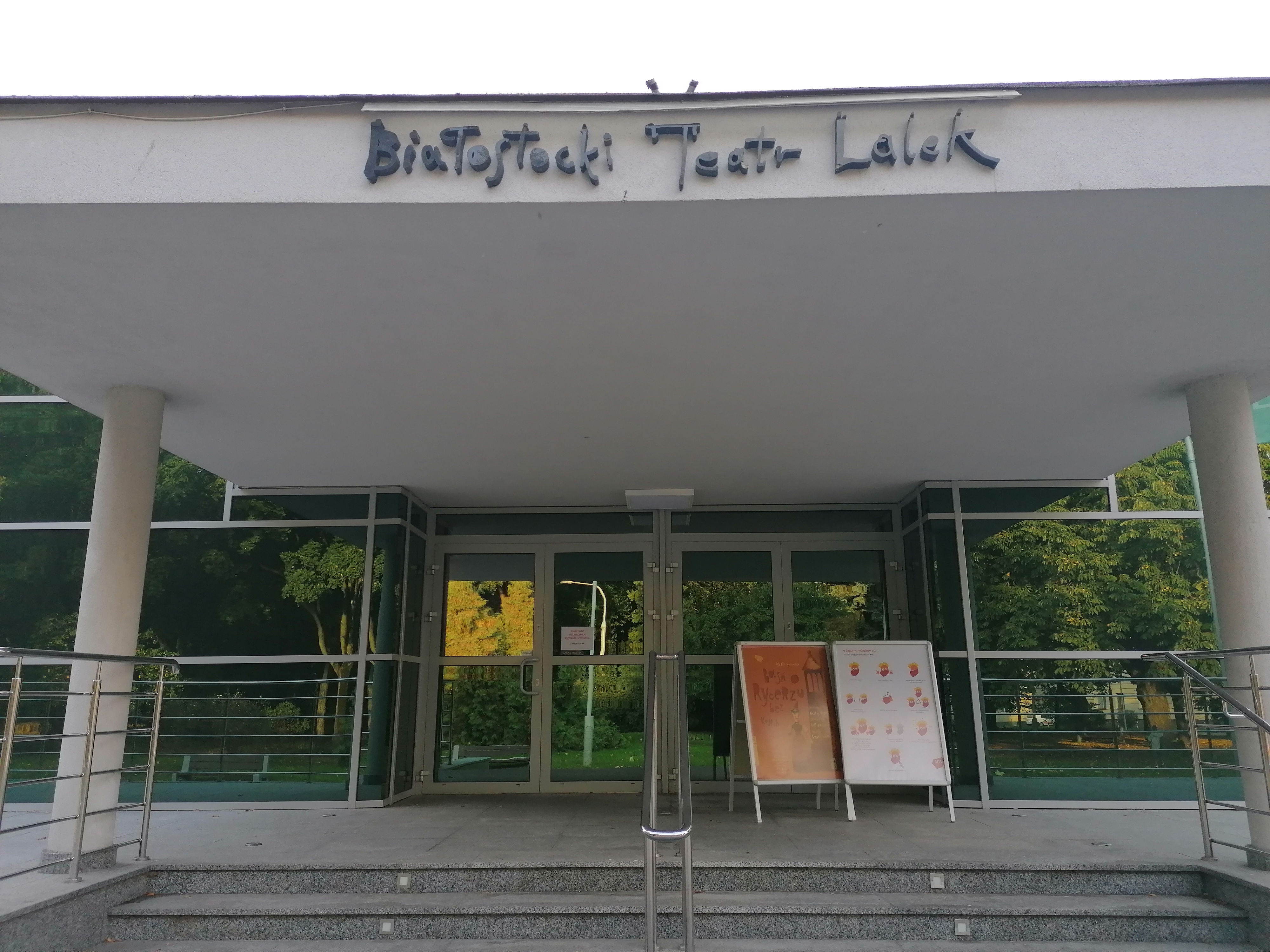 Wejście do budynku Białostockiego Teatru Lalek.