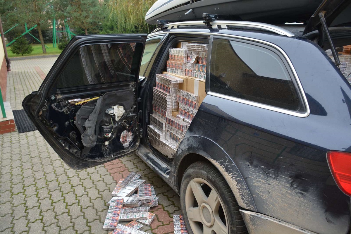 Audi wypełnione papierosami z przemytu