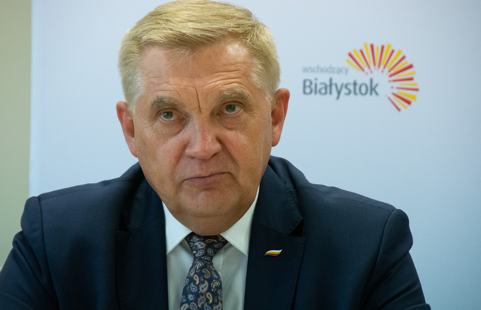 Prezydent Białegostoku Tadeusz Truskolaski. Za nim, na drugim planie widoczny jest napis "Wschodzący Białystok"