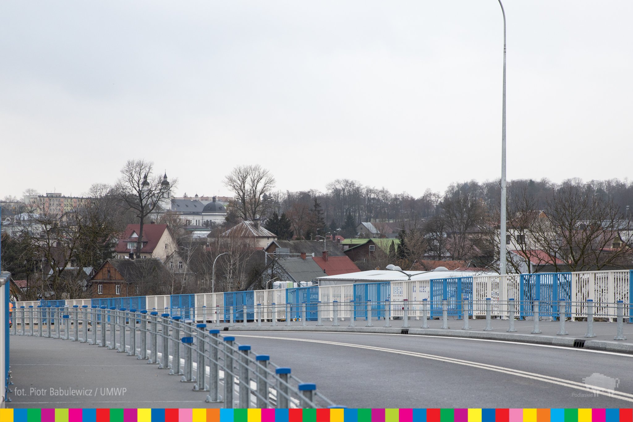 Na pierwszym planie widoczny jest nowy wiadukt w Sokółce. W oddali są dachy domów, wieże kościoła