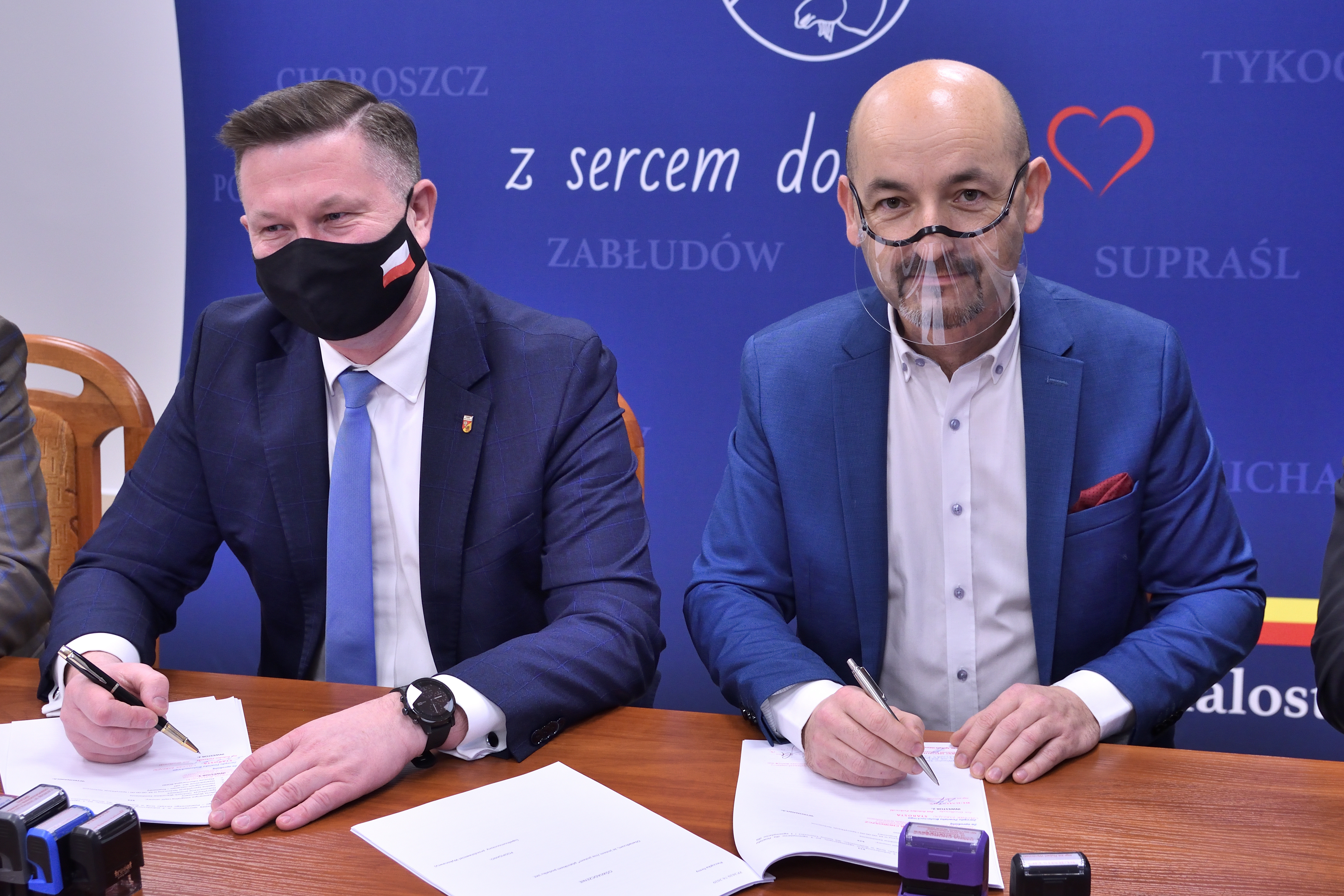 Włodarz gminy Choroszcz podpisuje umowę na przebudowę drogi Porosły-Krupniki