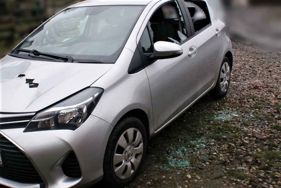 Toyota z powybijanymi szybami
