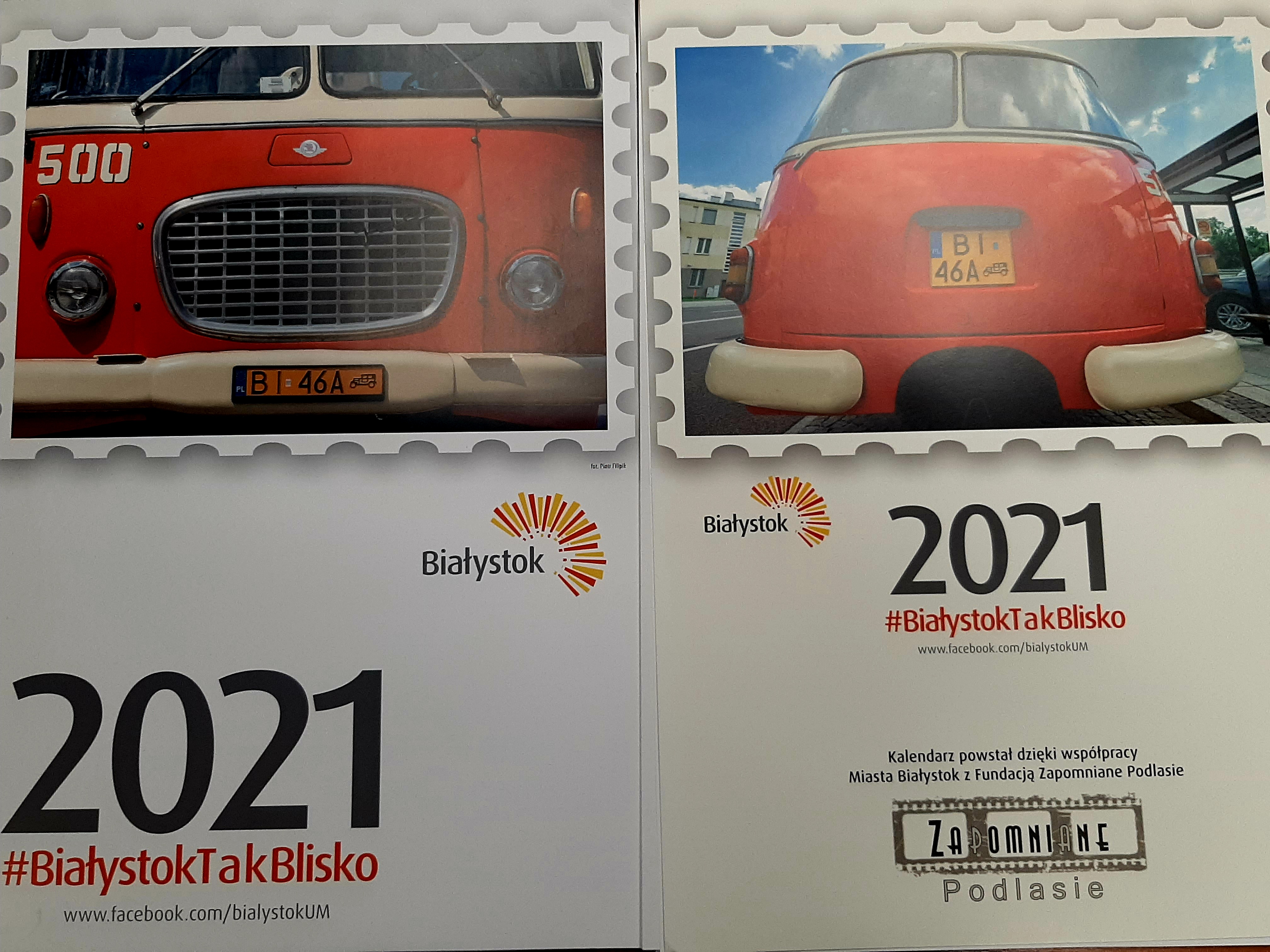 Po lewej stronie zdjęcia znajduje się maska czerwonego zabytkowego autobusu. Po prawej tył tego autobusu. Pod spodem jest napisane 2021