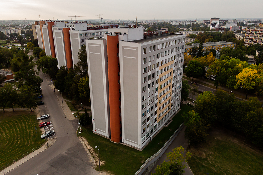 Budynek akademika uczelni widziany z lotu ptaka