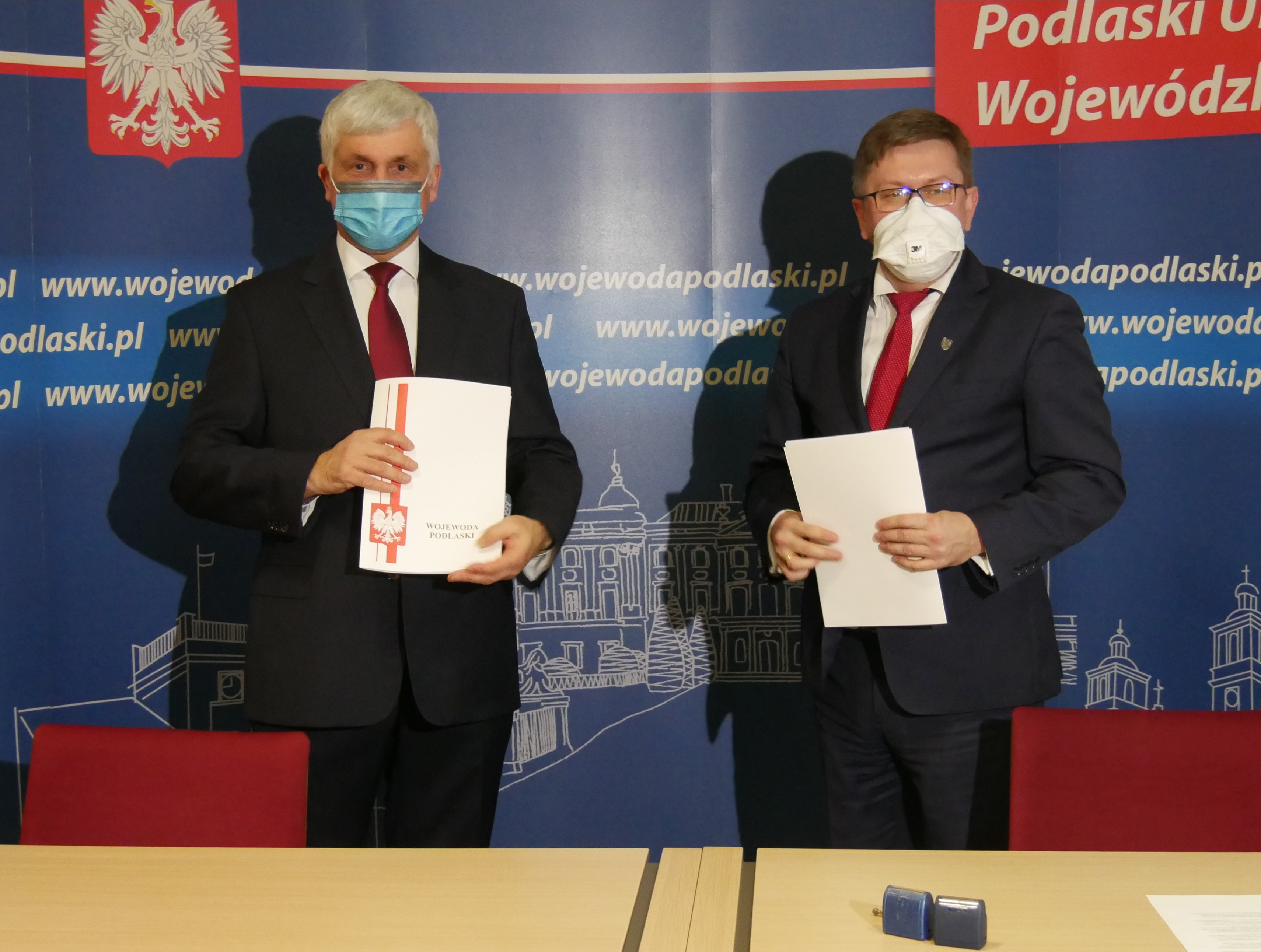 Wojewoda podlaski i wójt gminy Perlejewo w czasie podpisania umowy