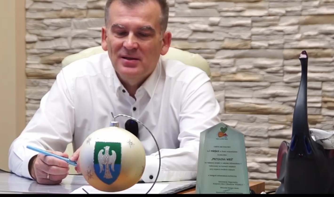Kadr z filmu, w którym burmistrz Michałowa namawia do szczepień przeciwko koronawirusowi